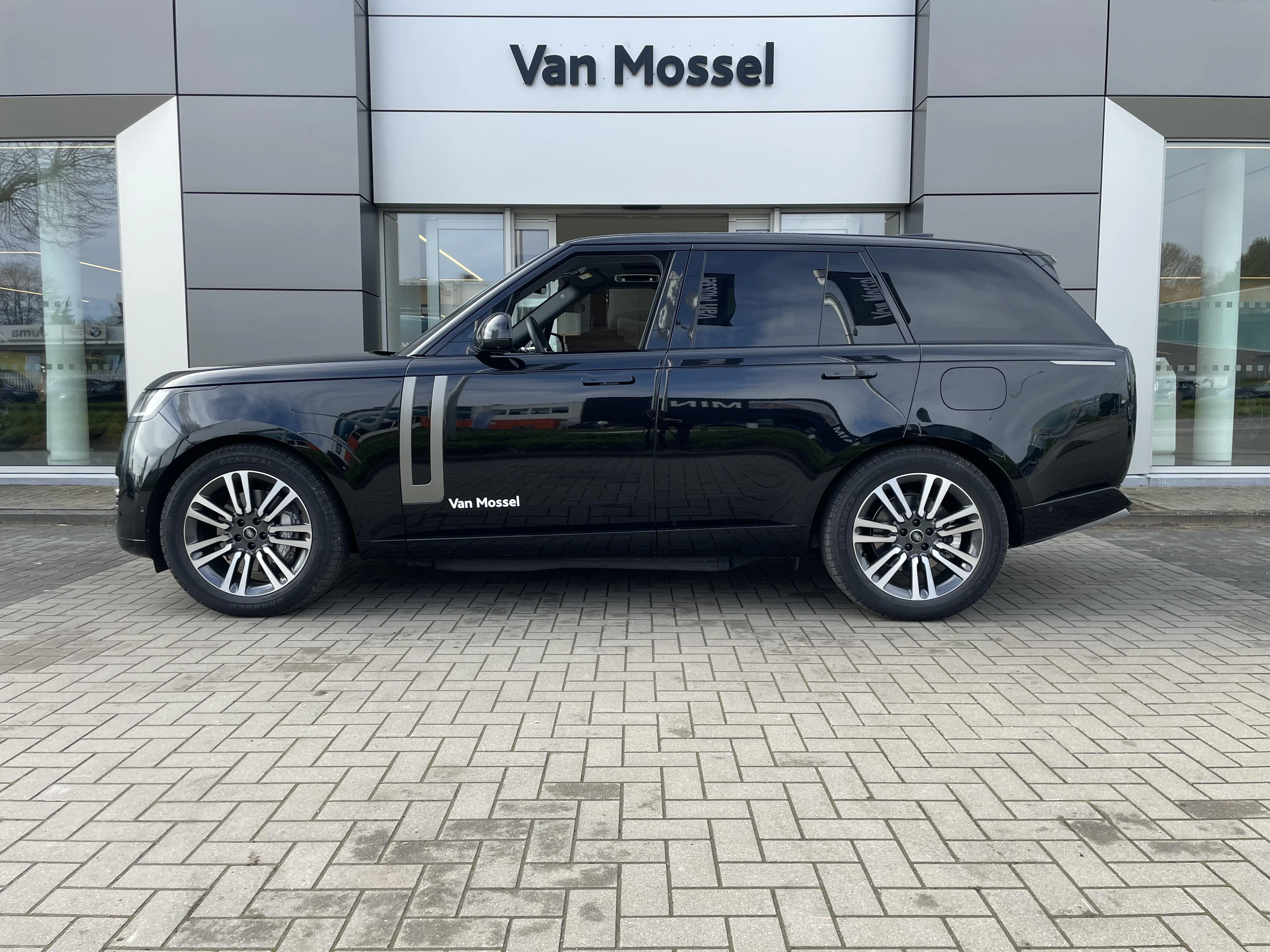 Land Rover-Range Rover-image-2