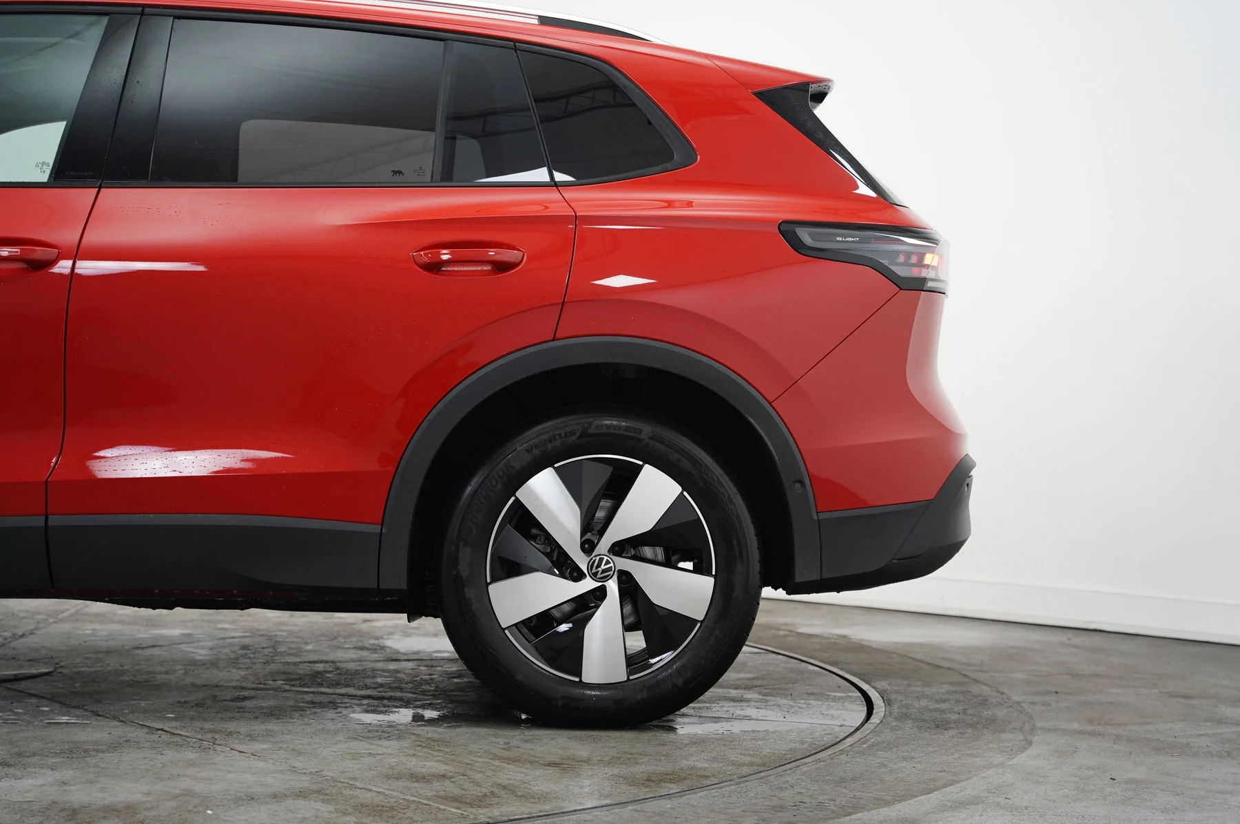 Volkswagen-Tiguan-image-26