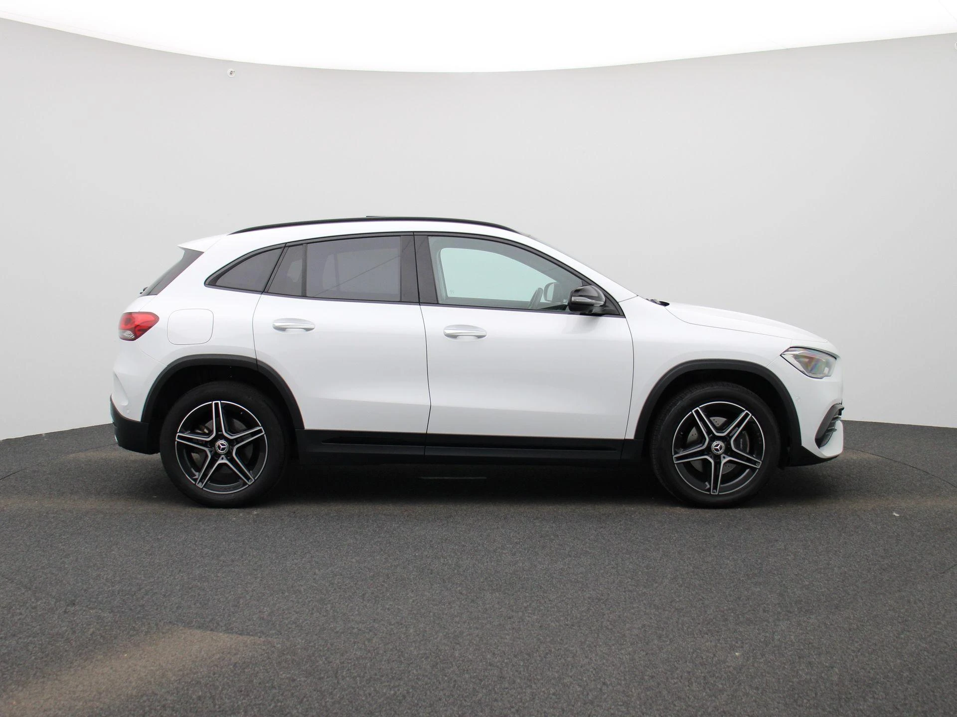 Mercedes-Benz-GLA-image-5