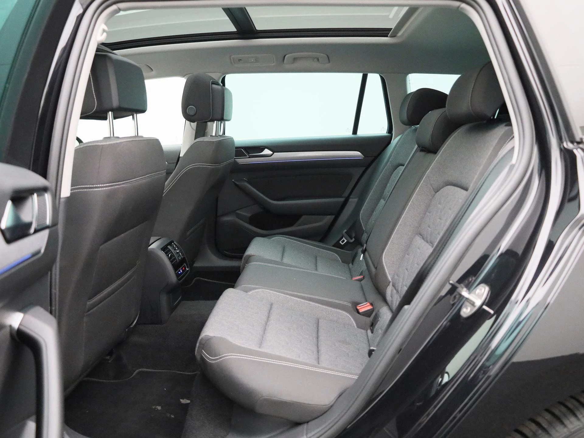 Volkswagen-Passat-image-13