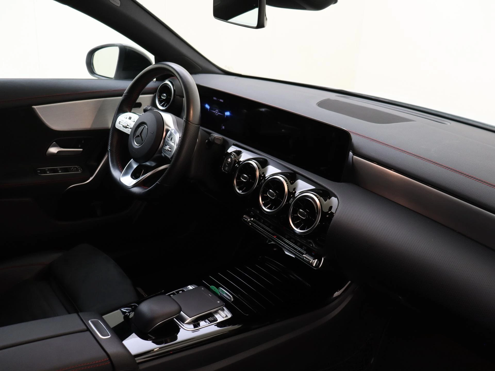 Mercedes-Benz-CLA-image-4