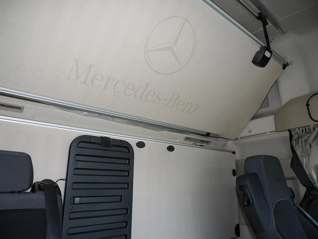 Mercedes-Benz-Actros-image-17