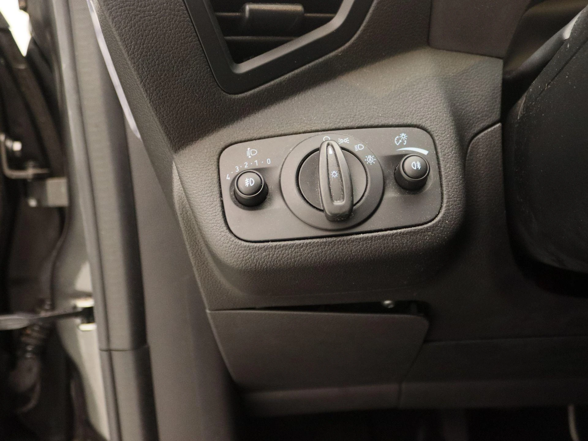 Ford-C-MAX-image-19