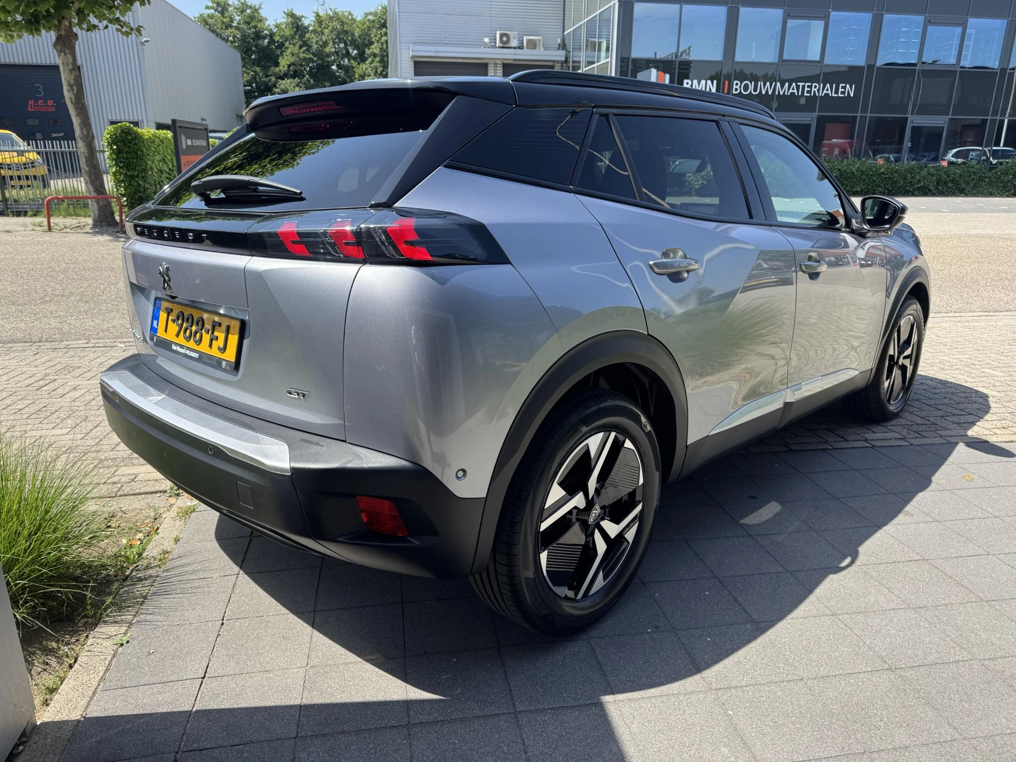 Peugeot-e-2008-image-4