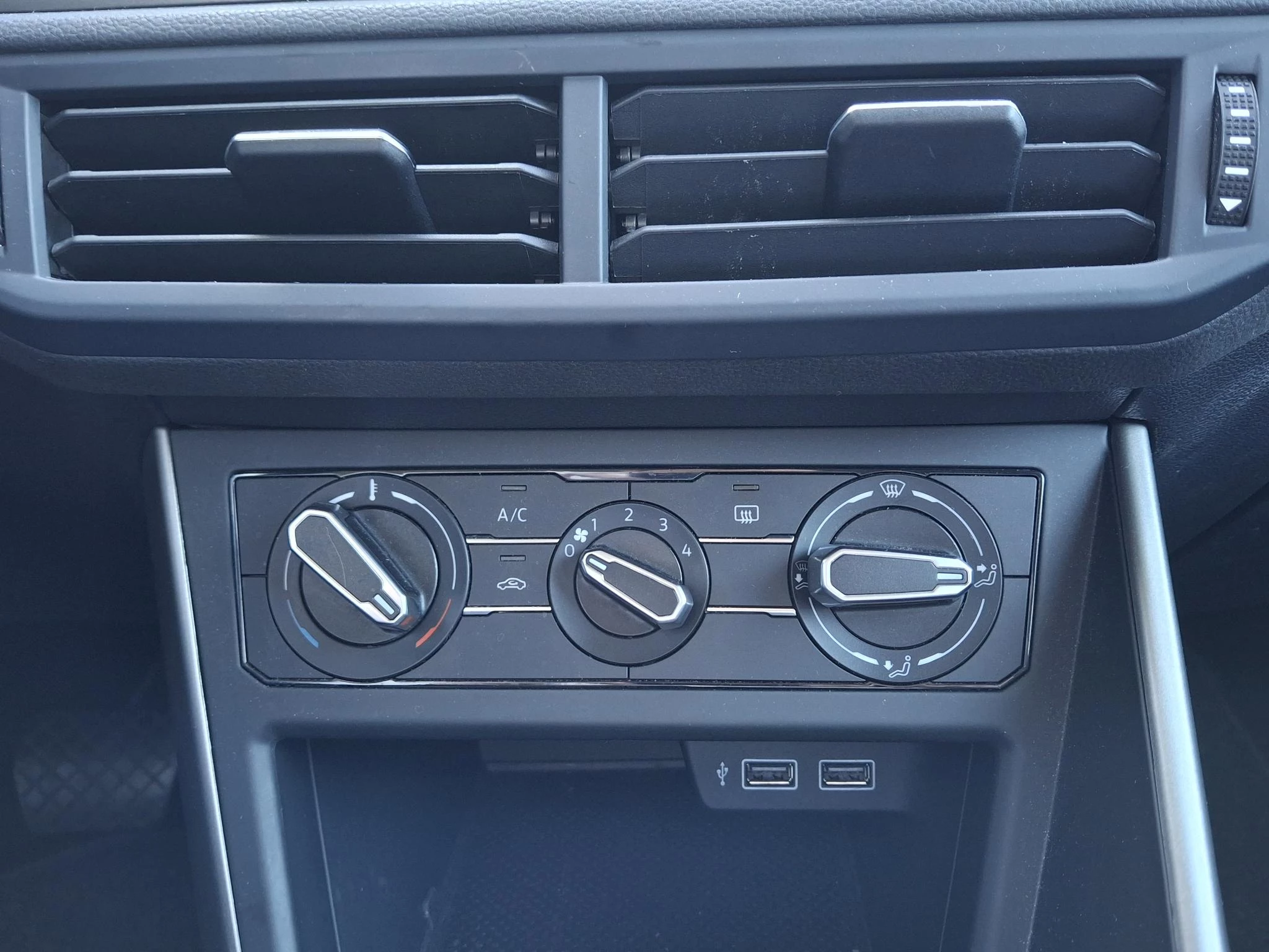 Volkswagen-Polo-image-16