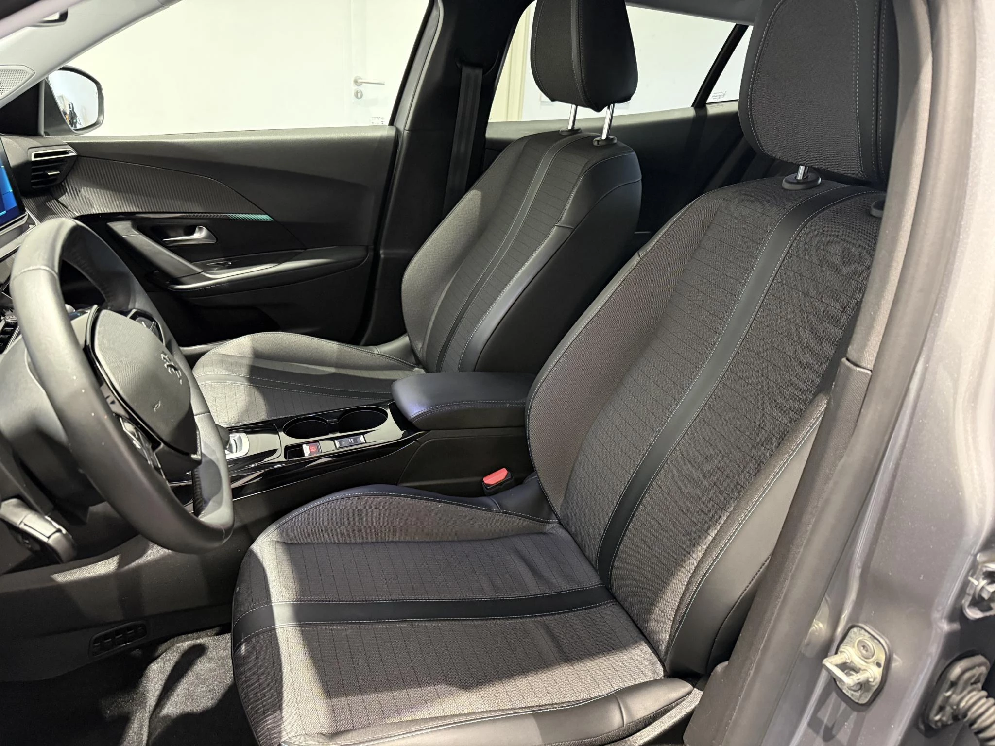 Peugeot-e-2008-image-7