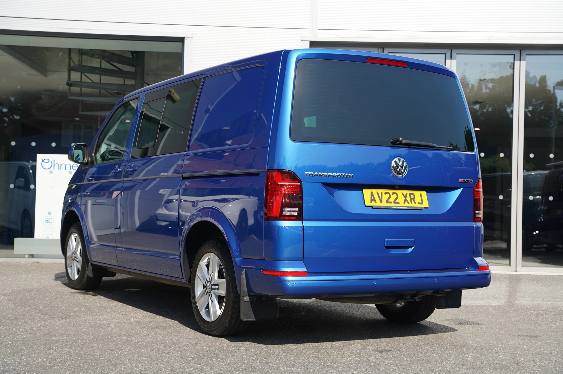 Volkswagen-Transporter-image-2