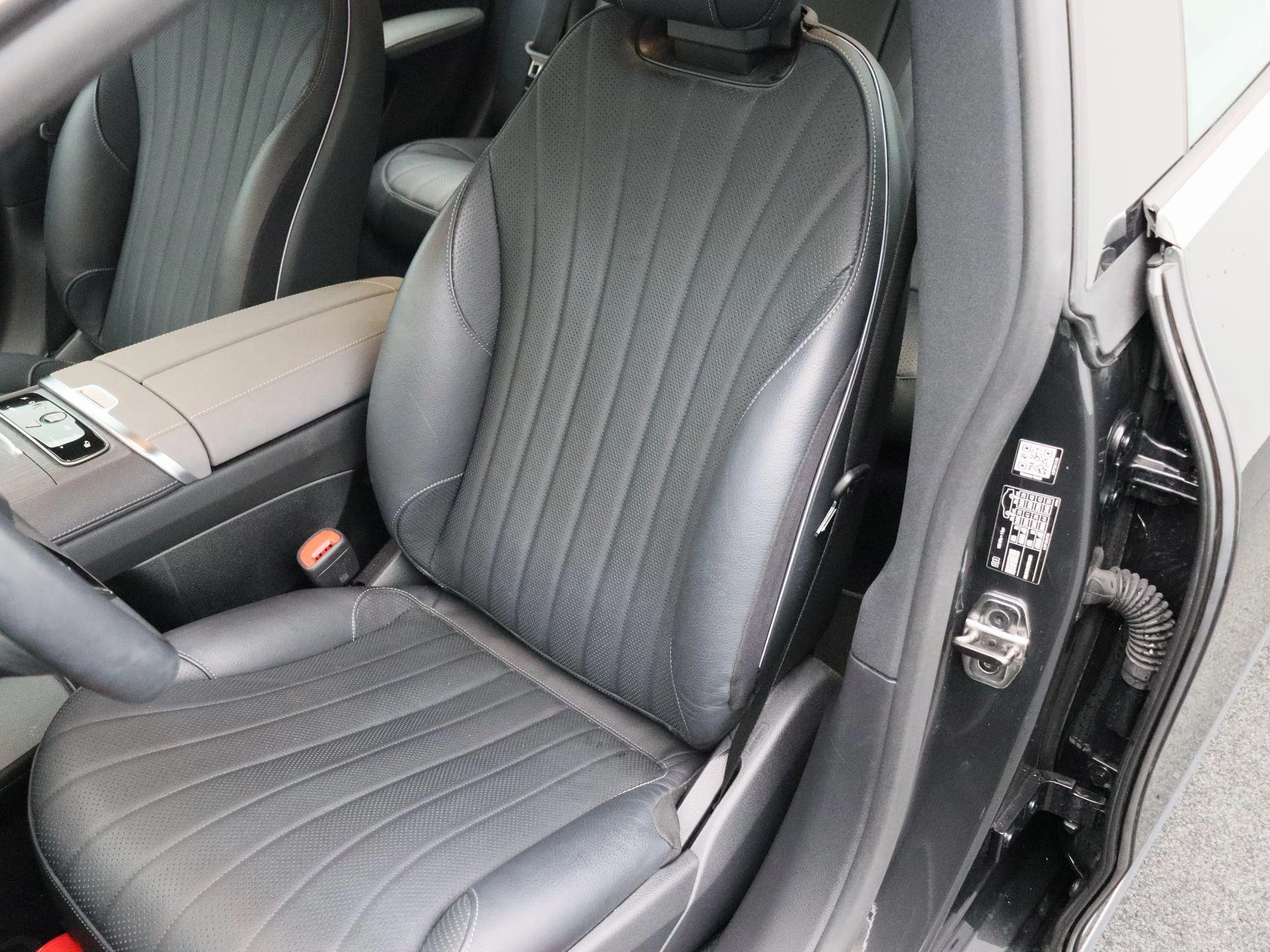 Mercedes-Benz-EQS-image-9