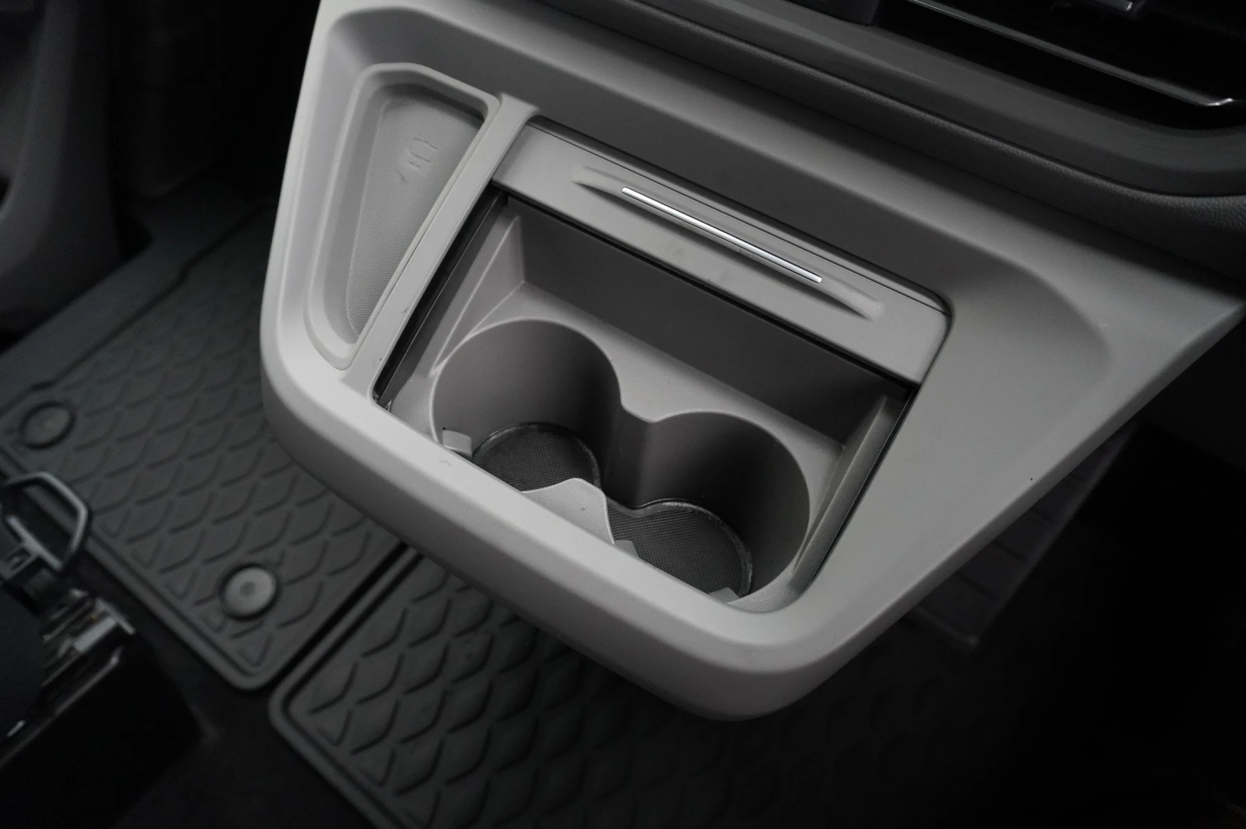Volkswagen-Transporter-image-14