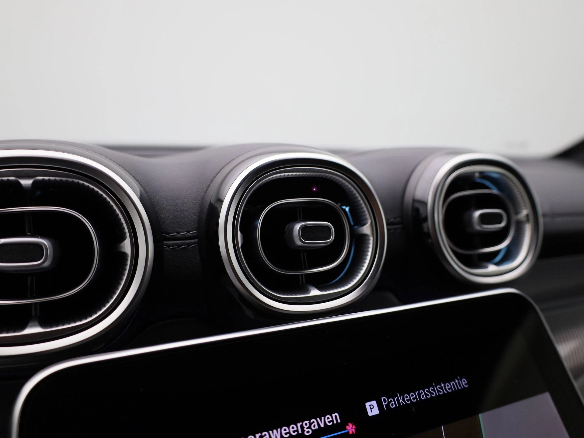 Mercedes-Benz-GLC-image-32