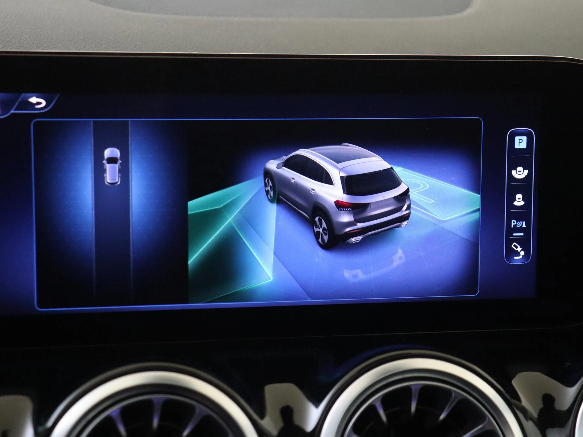 Mercedes-Benz-GLA-image-19