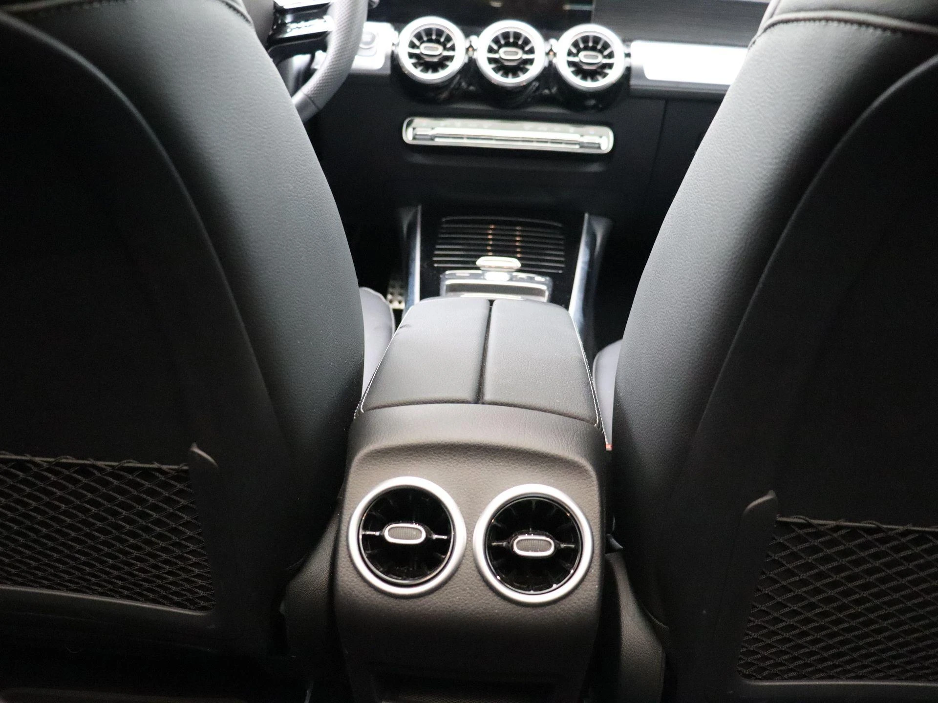 Mercedes-Benz-EQB-image-23