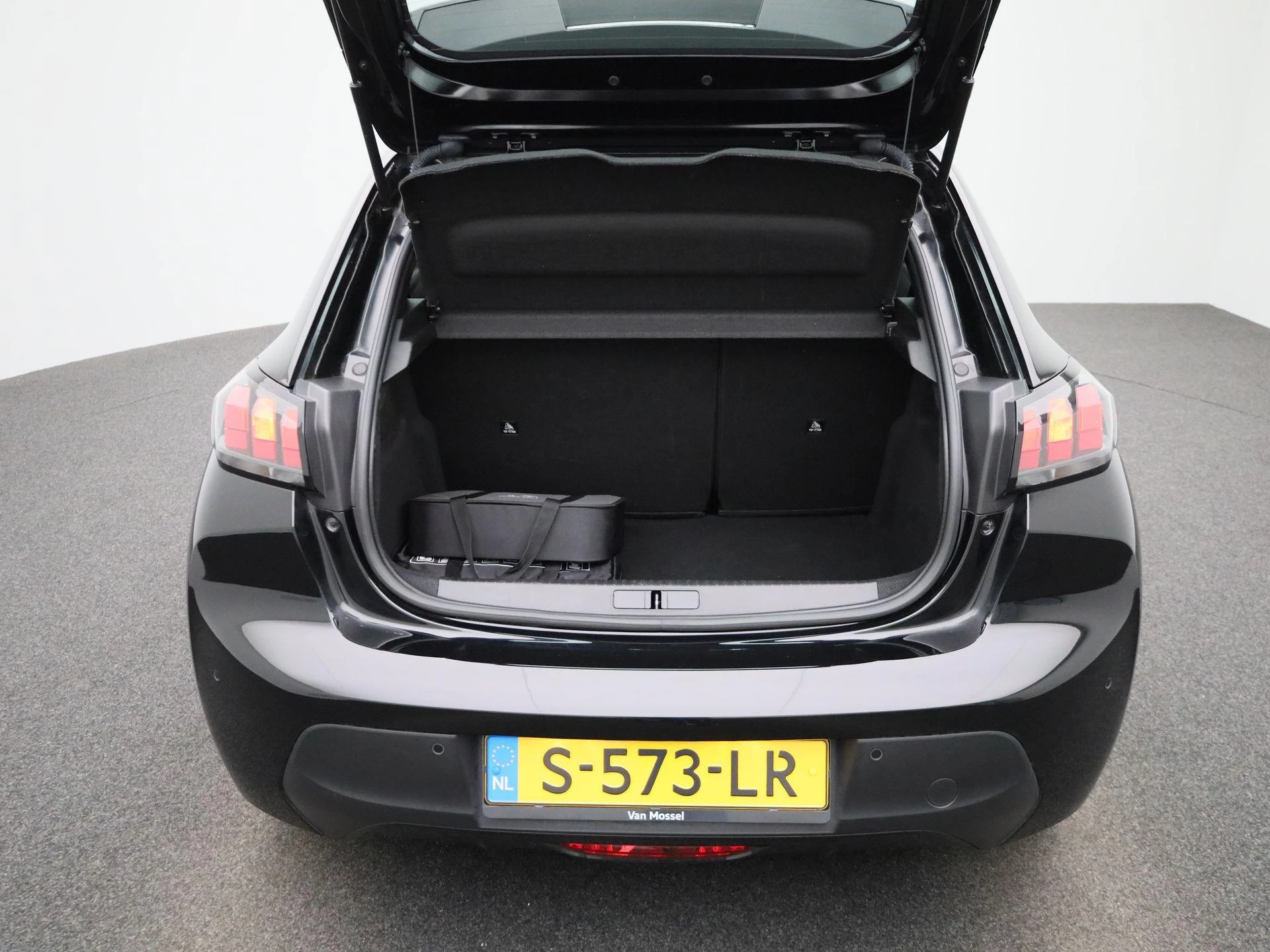 Peugeot-e-208-image-10