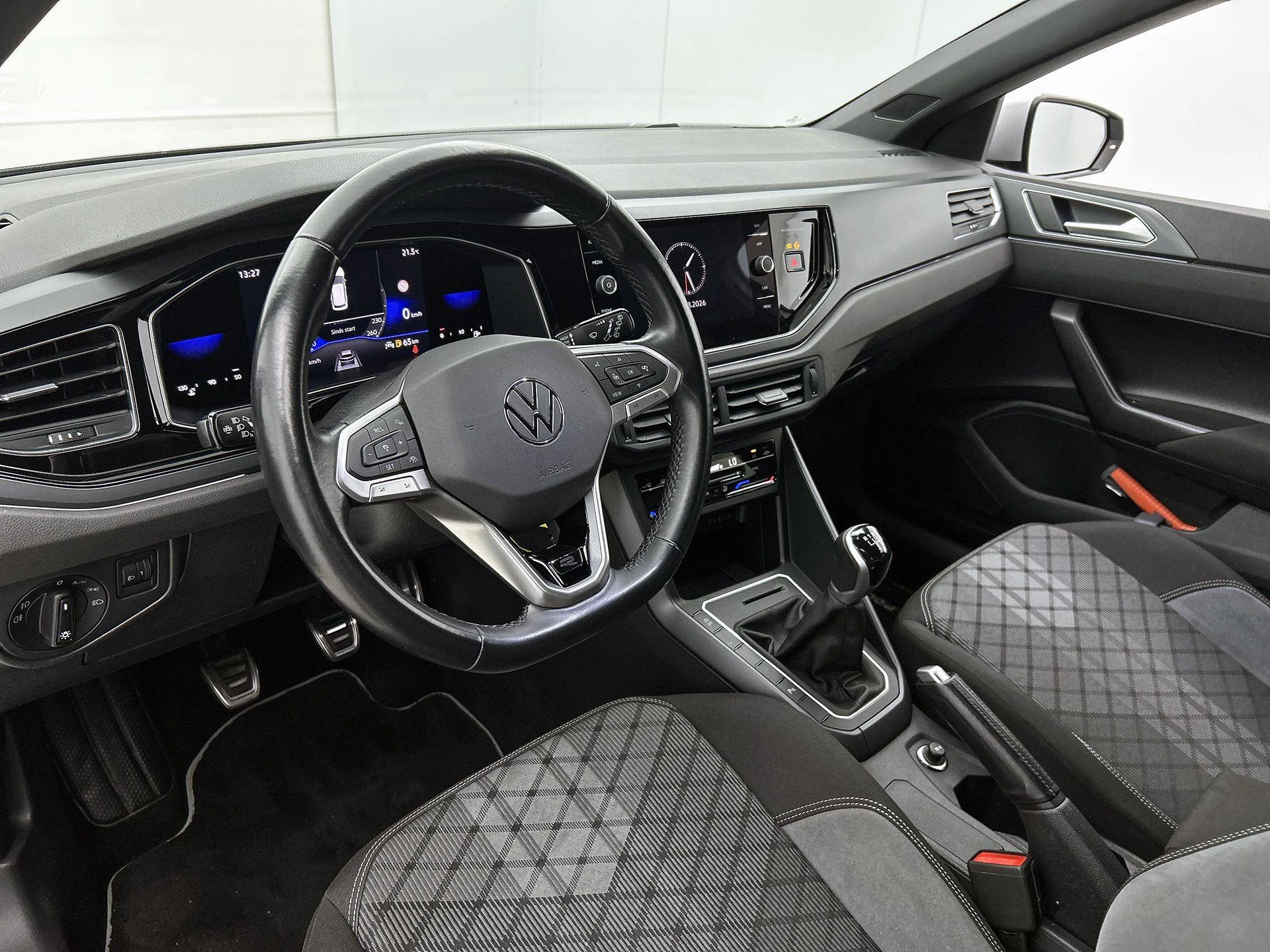 Volkswagen-Polo-image-18