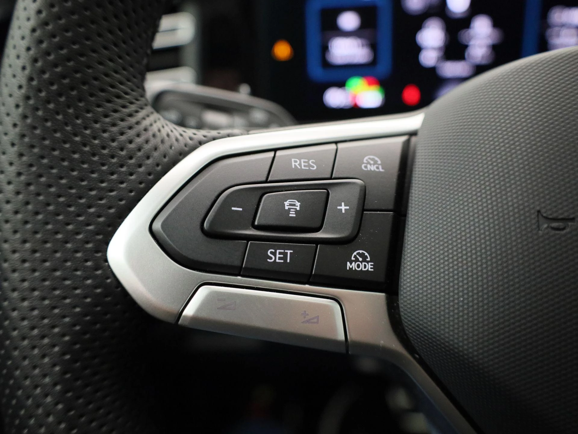 Volkswagen-Tiguan-image-23