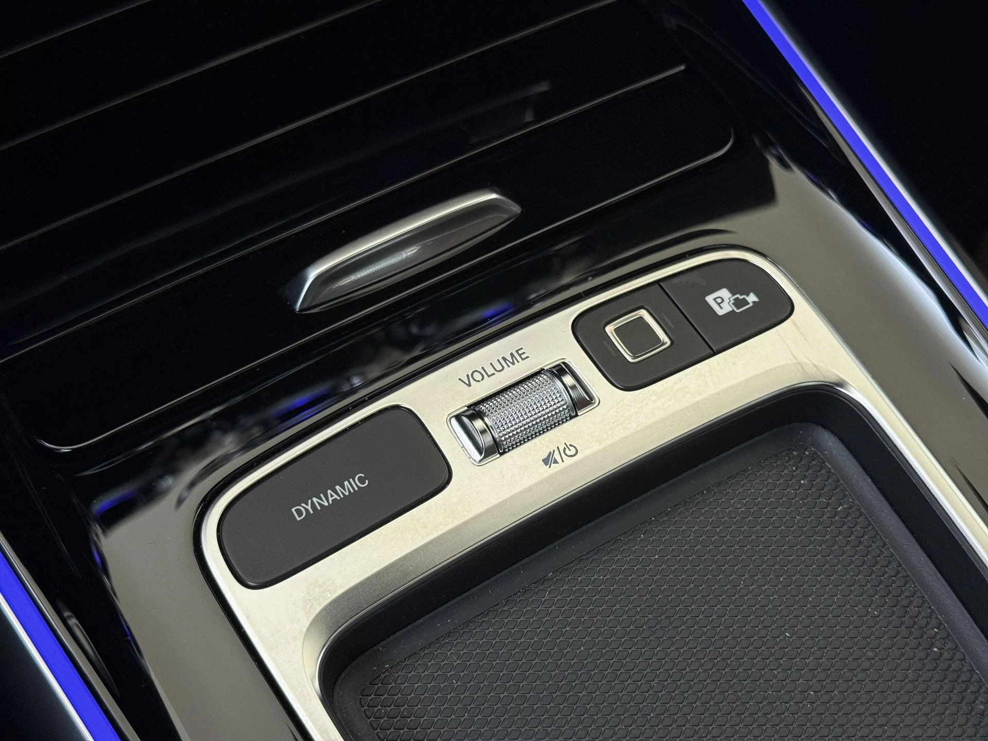 Mercedes-Benz-GLA-image-20
