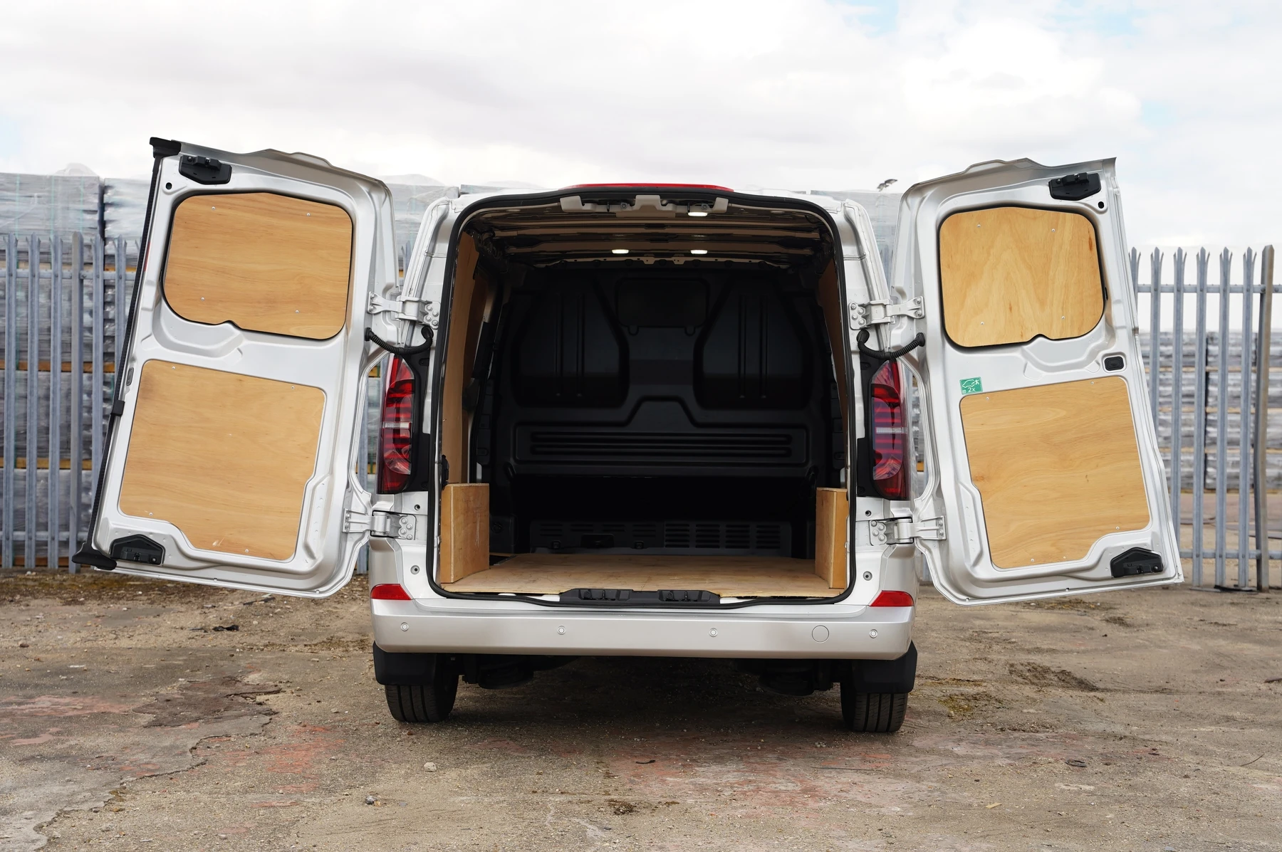 Volkswagen-Transporter-image-10