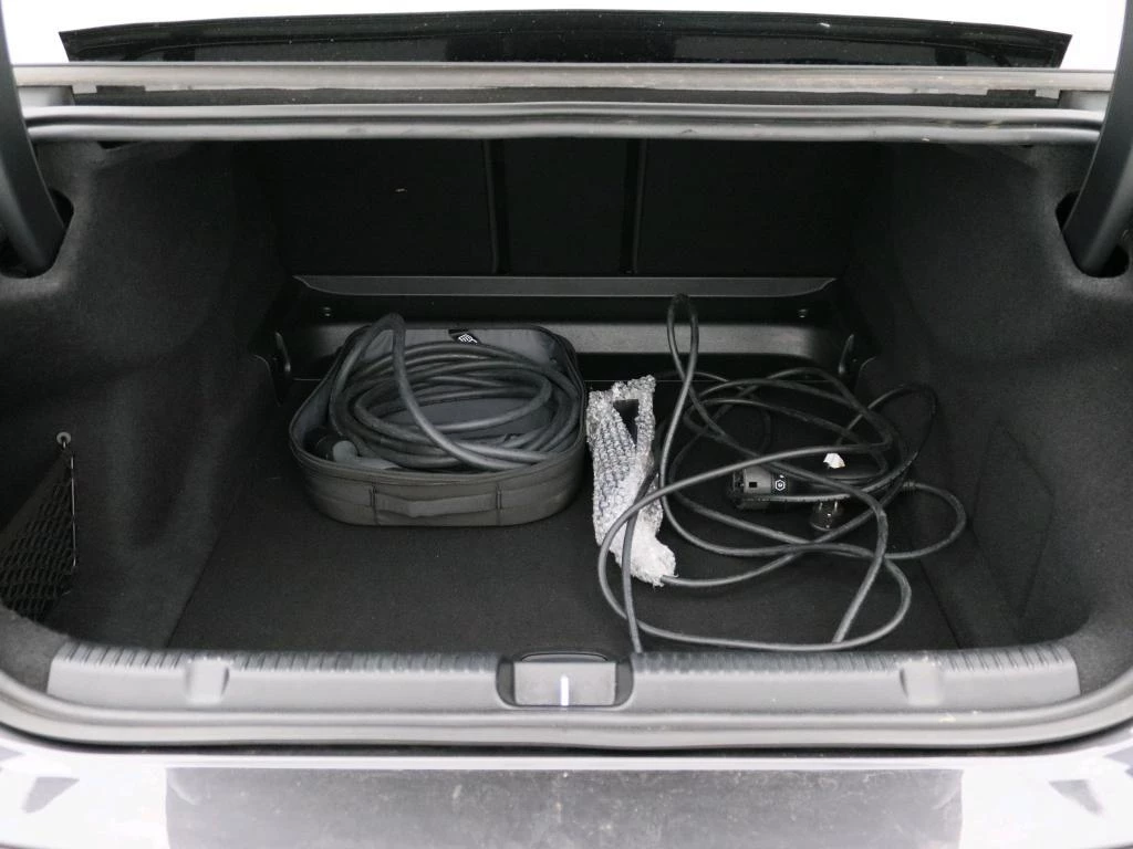 Mercedes-Benz-EQE-image-11