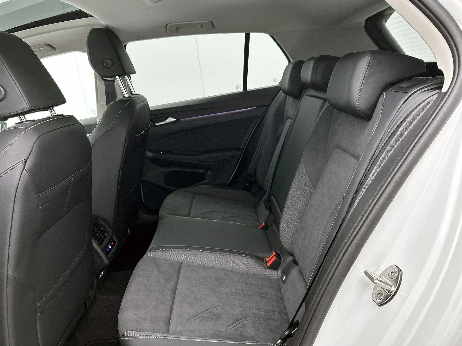 Volkswagen-Golf-image-25