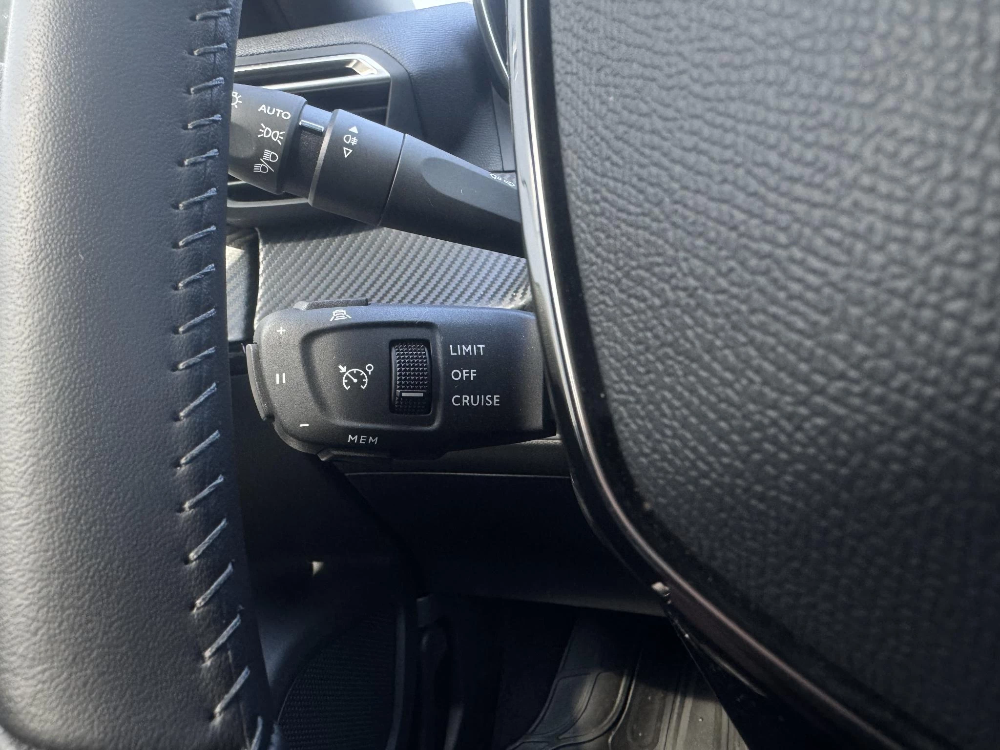 Peugeot e-2008 EV Allure 54 kWh