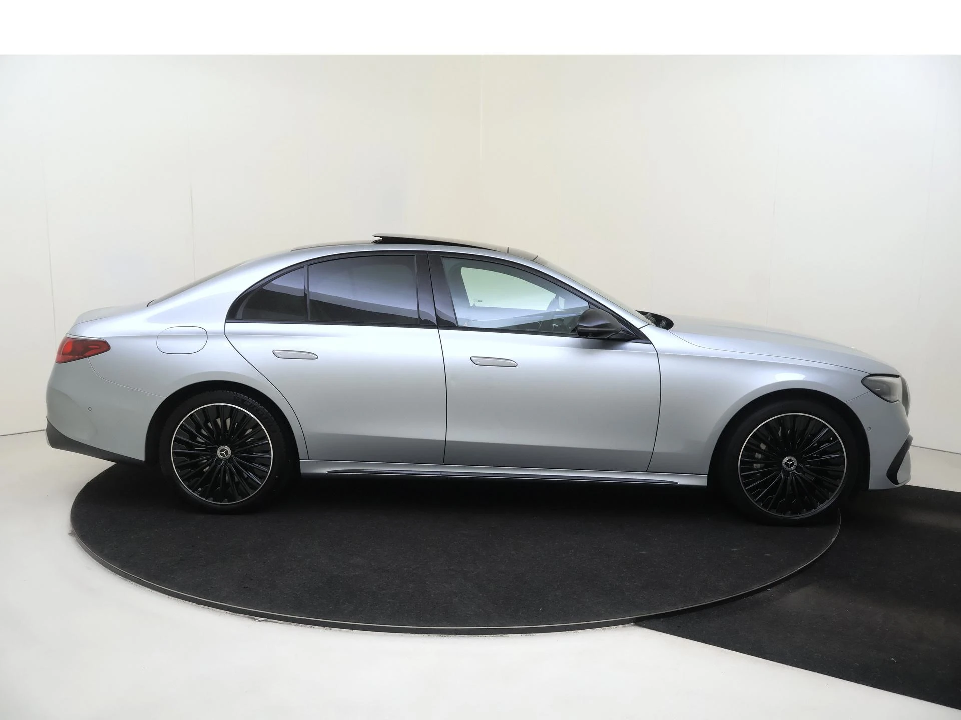 Mercedes-Benz-E-Klasse-image-8