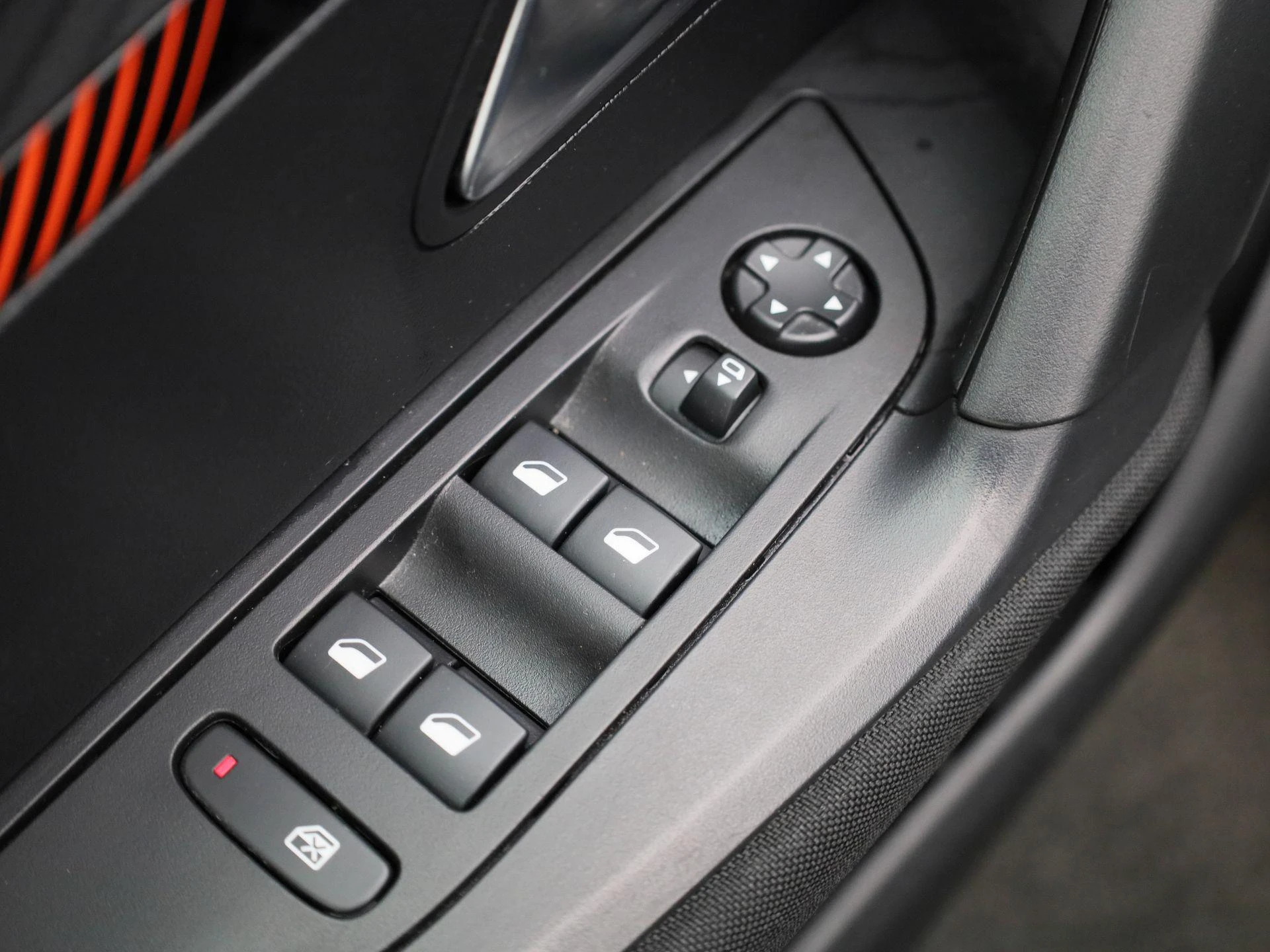 Peugeot-e-2008-image-27