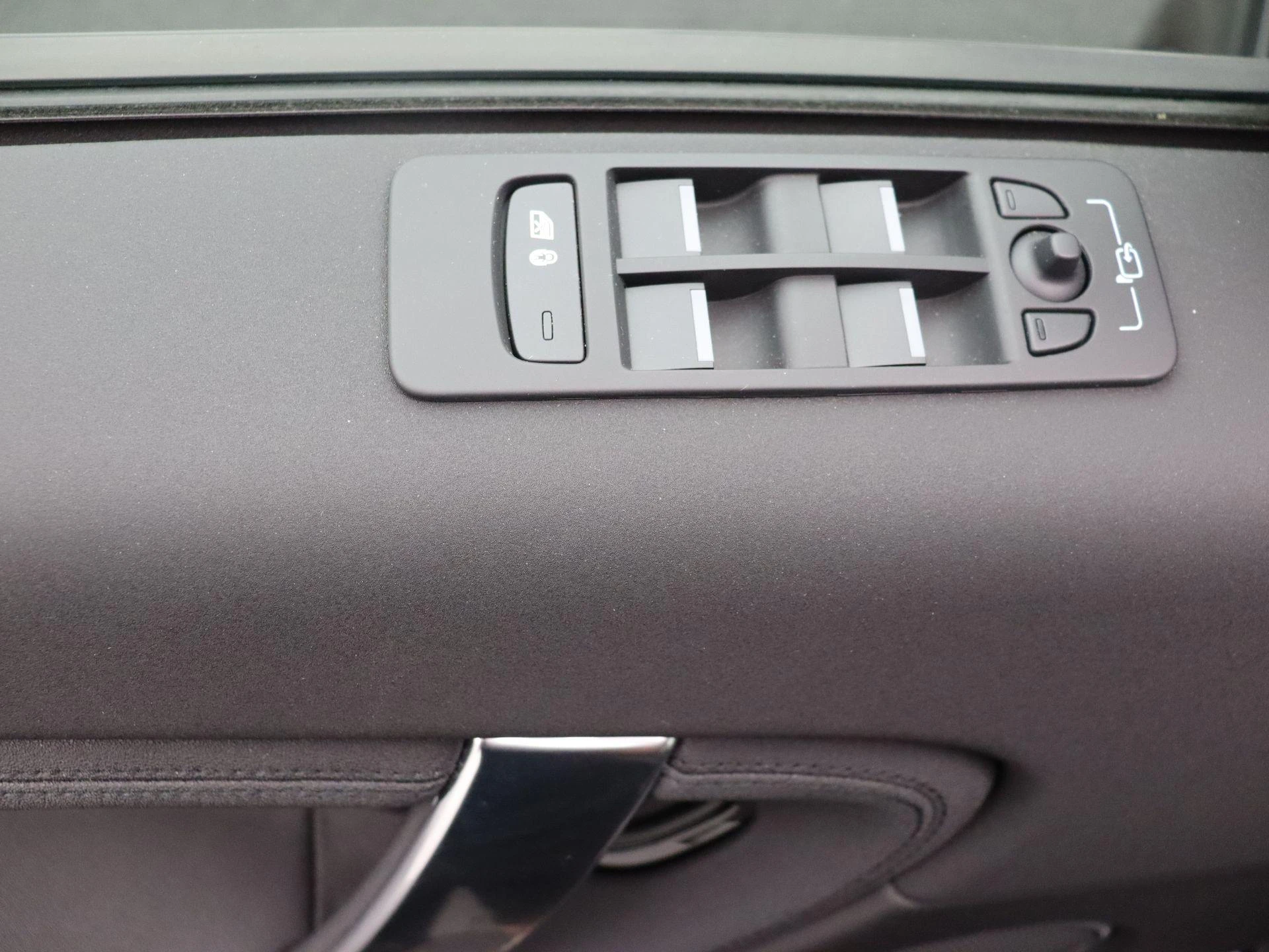 Land Rover-Discovery Sport-image-7