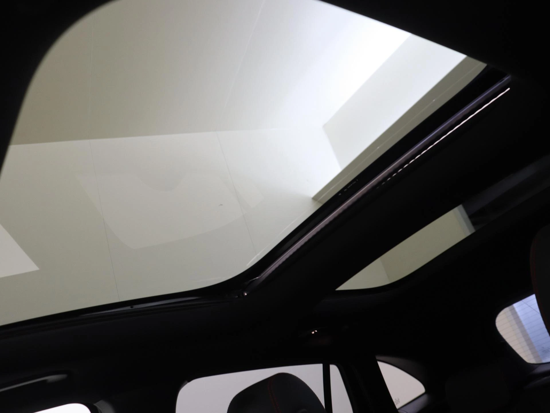 Mercedes-Benz-GLA-image-27
