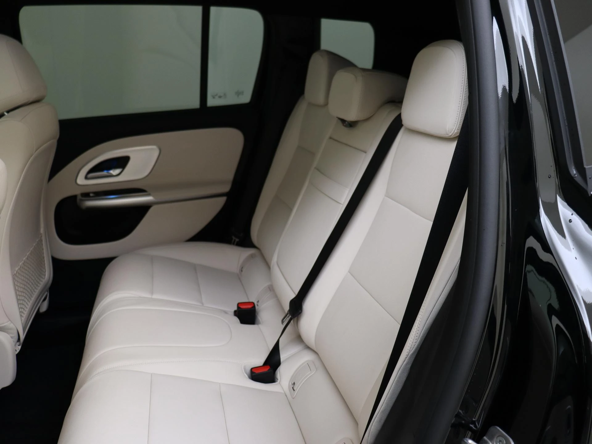 Mercedes-Benz-GLB-image-15