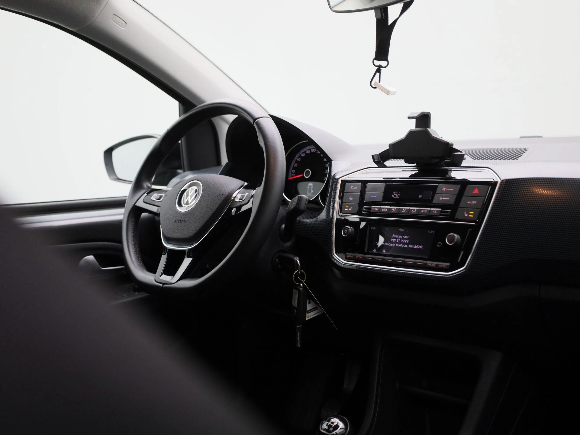 Volkswagen-up!-image-29