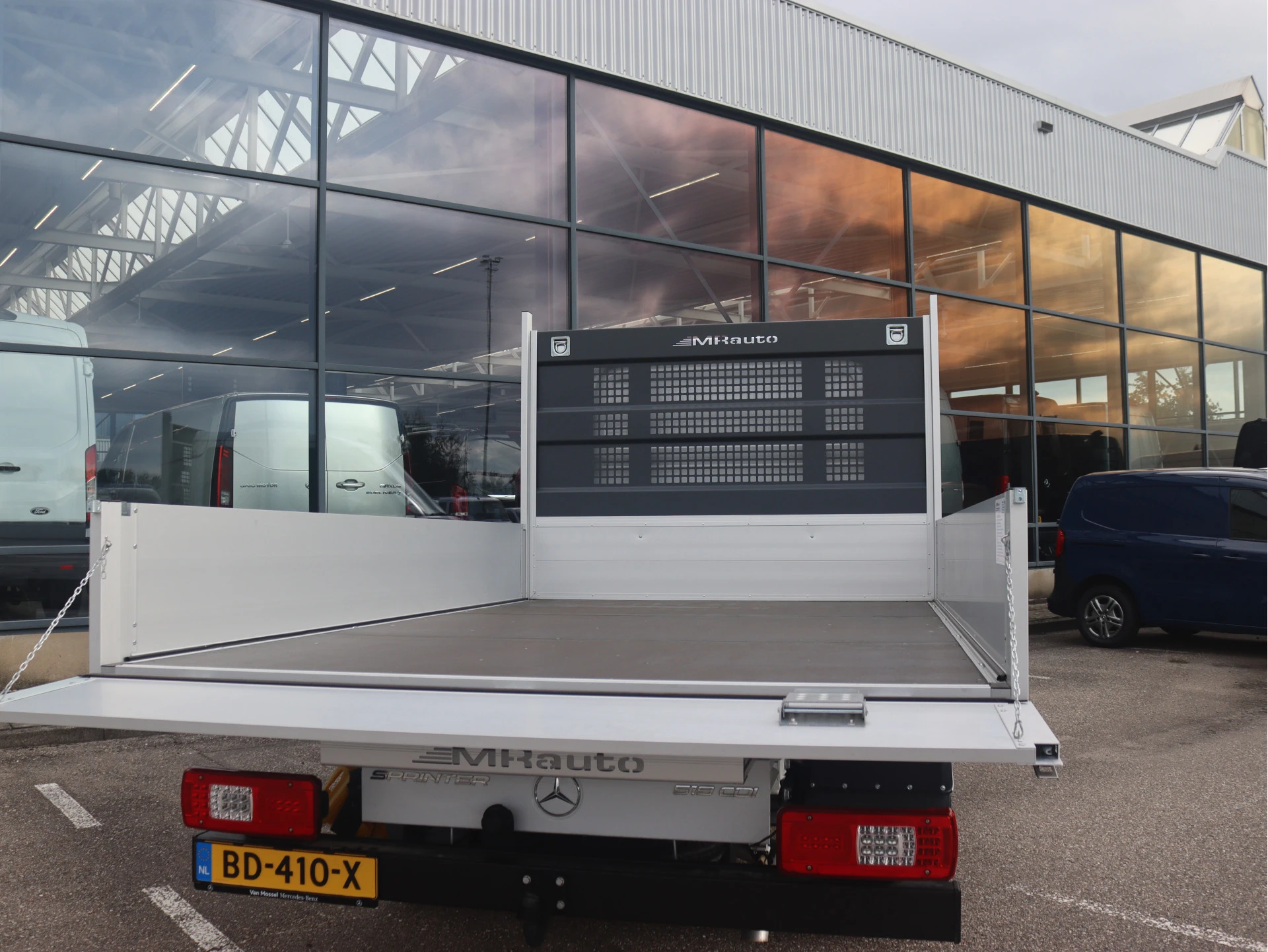 Mercedes-Benz-Sprinter-image-2