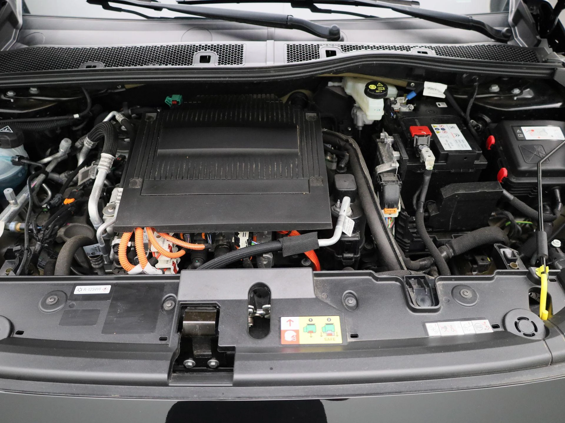 Peugeot-e-208-image-33