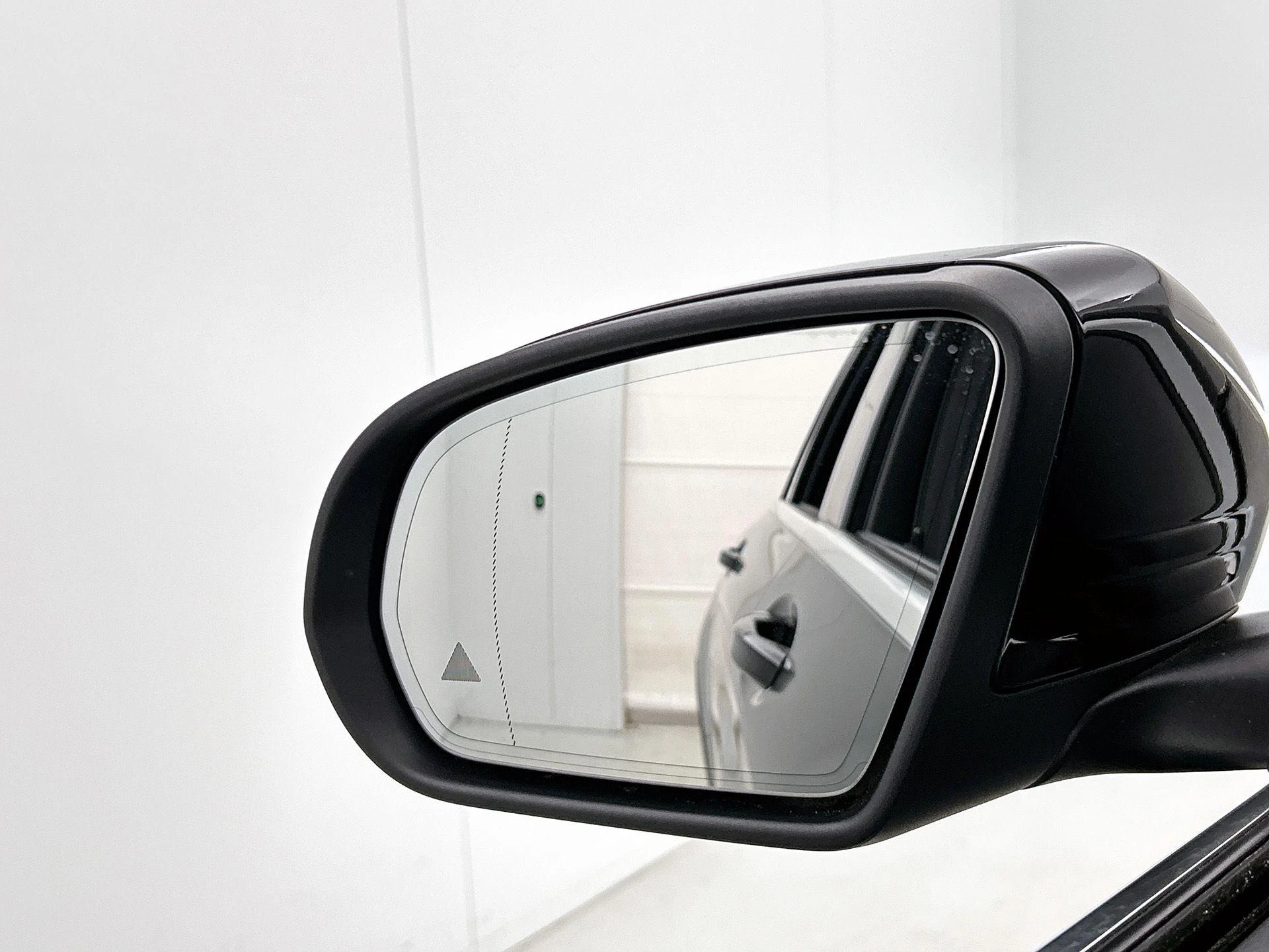 Mercedes-Benz-GLC-image-24