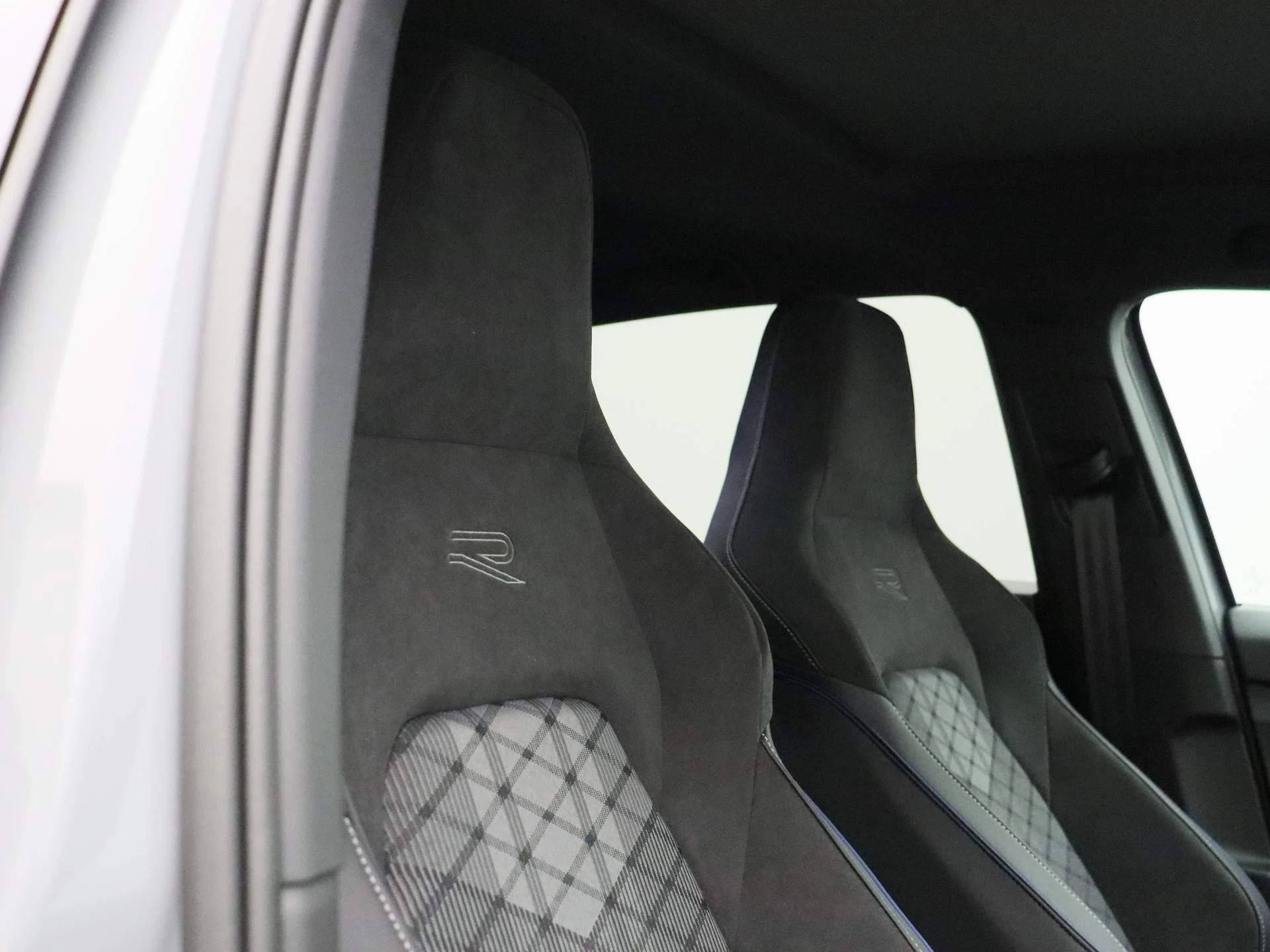 Volkswagen-Golf-image-40