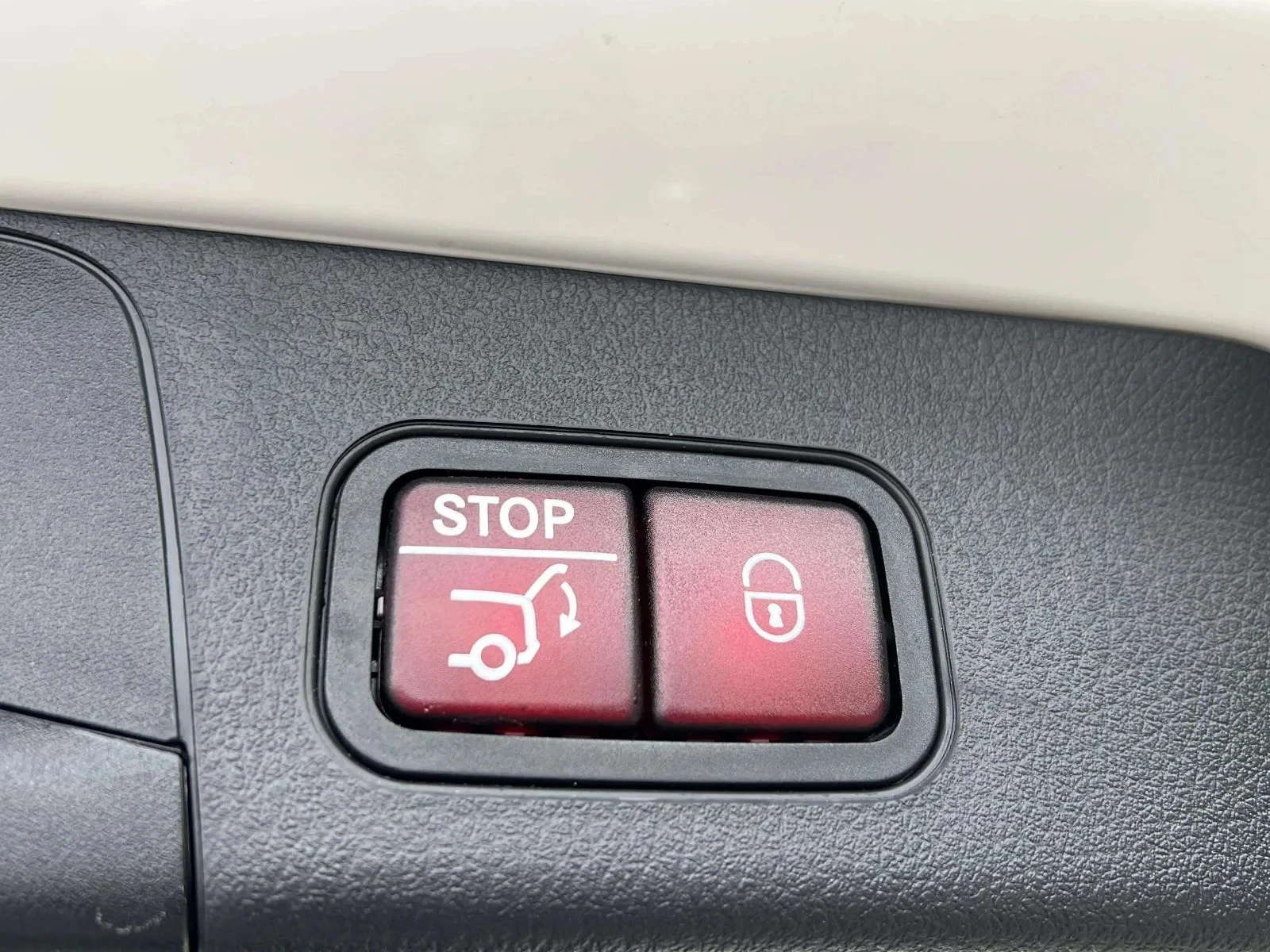 Mercedes-Benz-EQB-image-21