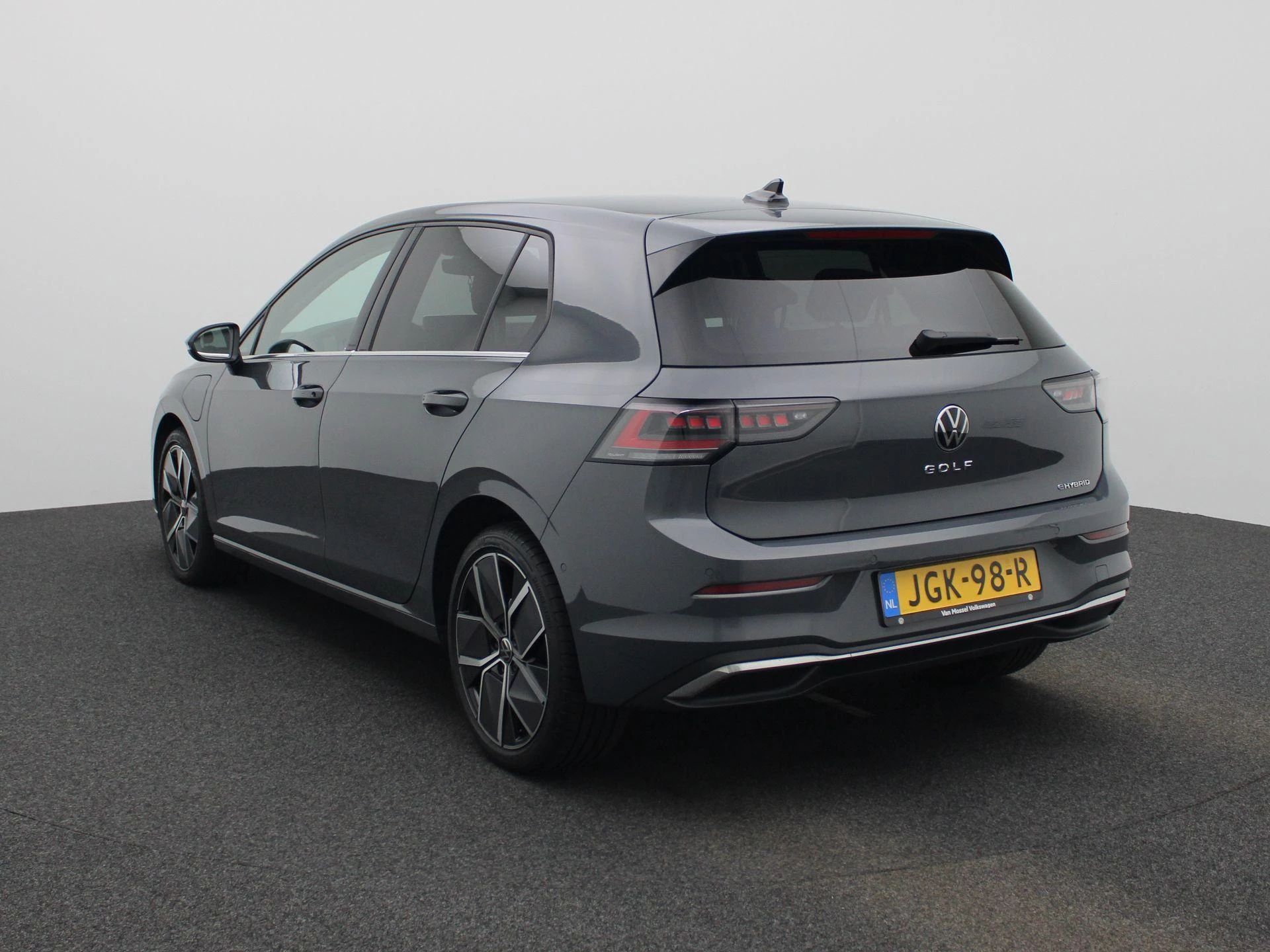 Volkswagen-Golf-image-1