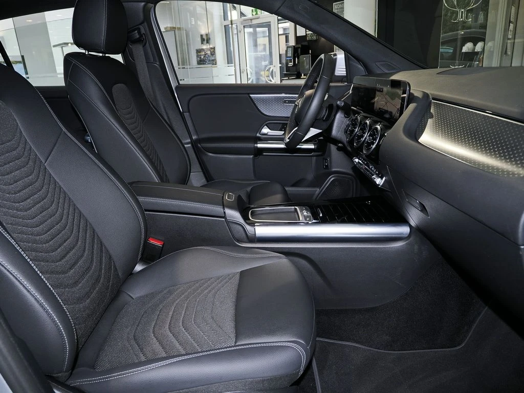 Mercedes-Benz-GLA 200 d-image-8