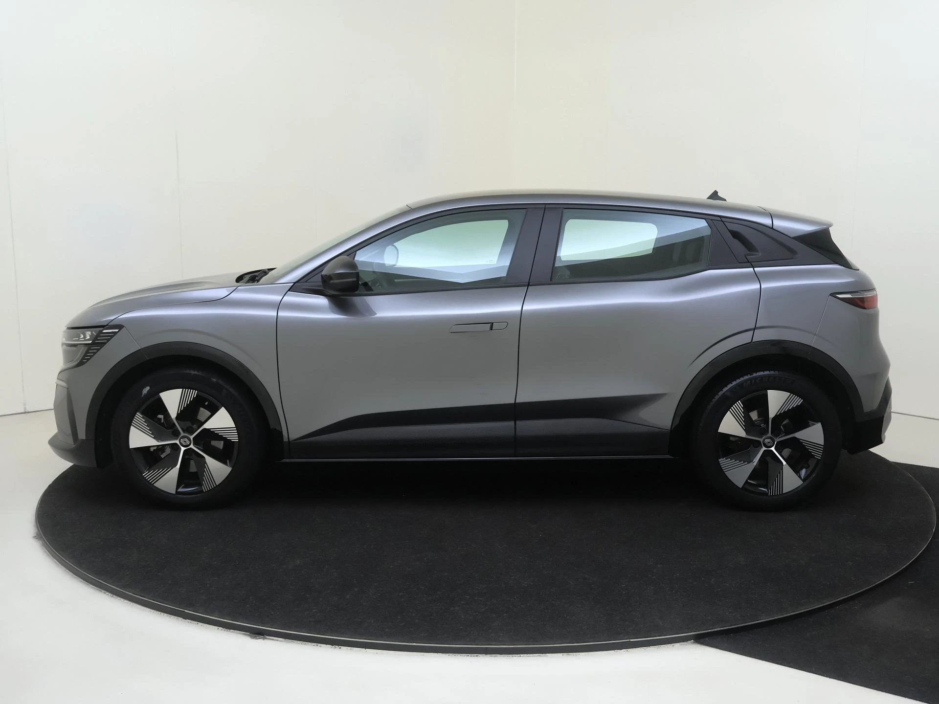 Renault-Megane E-Tech-image-7