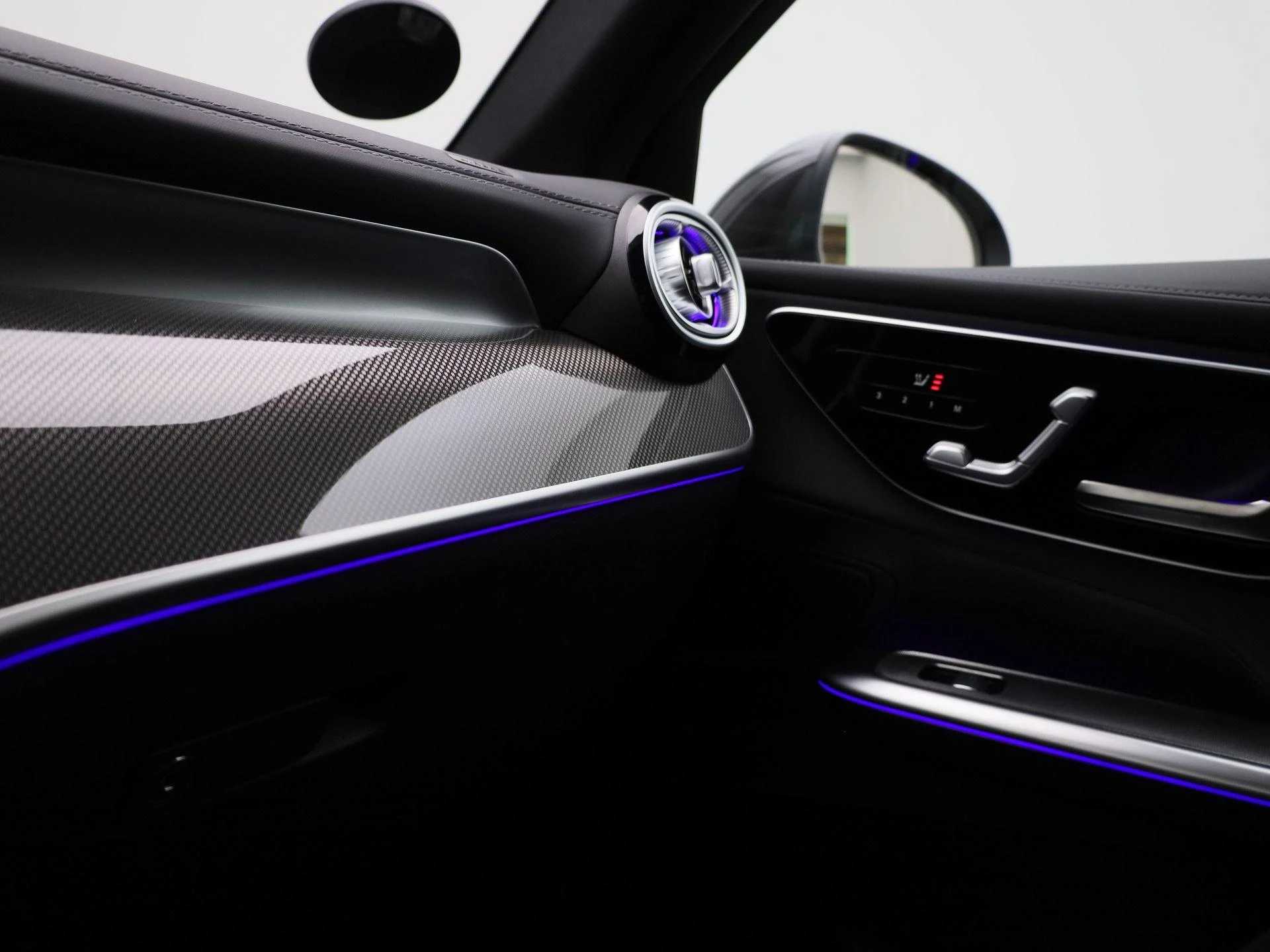 Mercedes-Benz-GLC-image-25