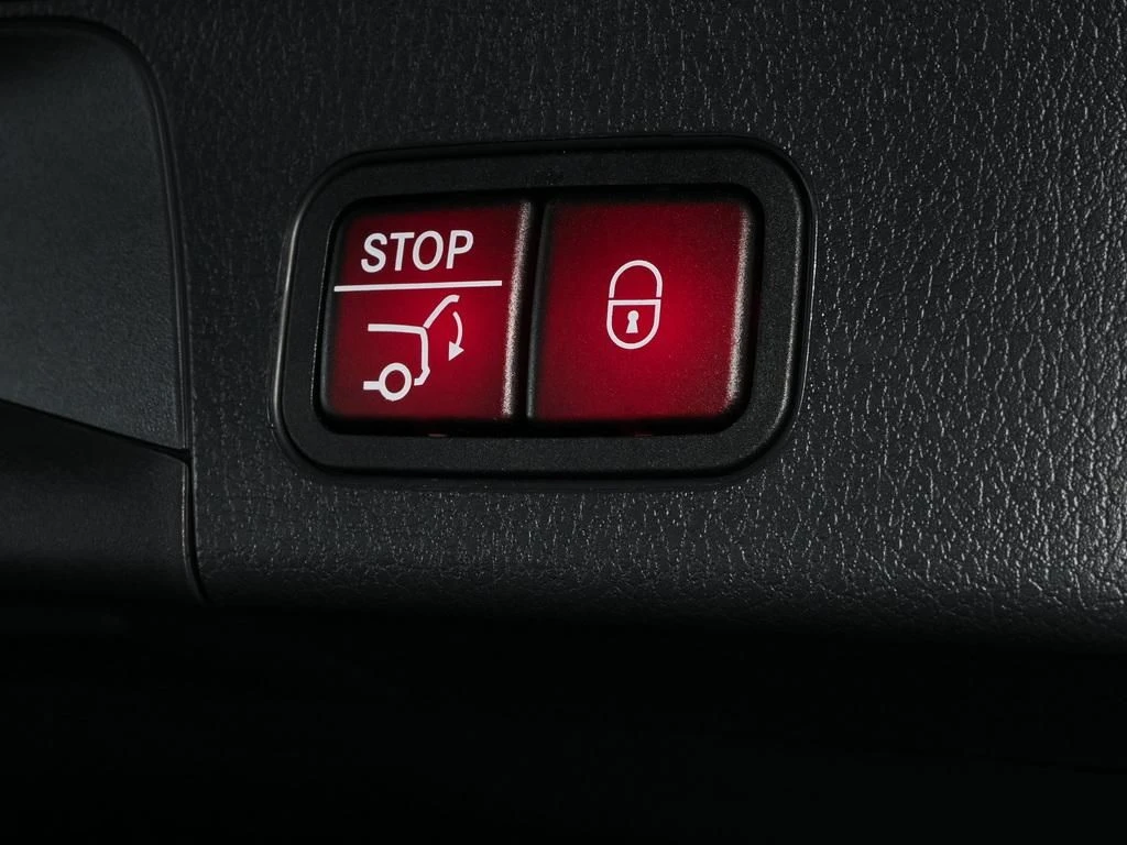 Mercedes-Benz-GLB 200-image-17