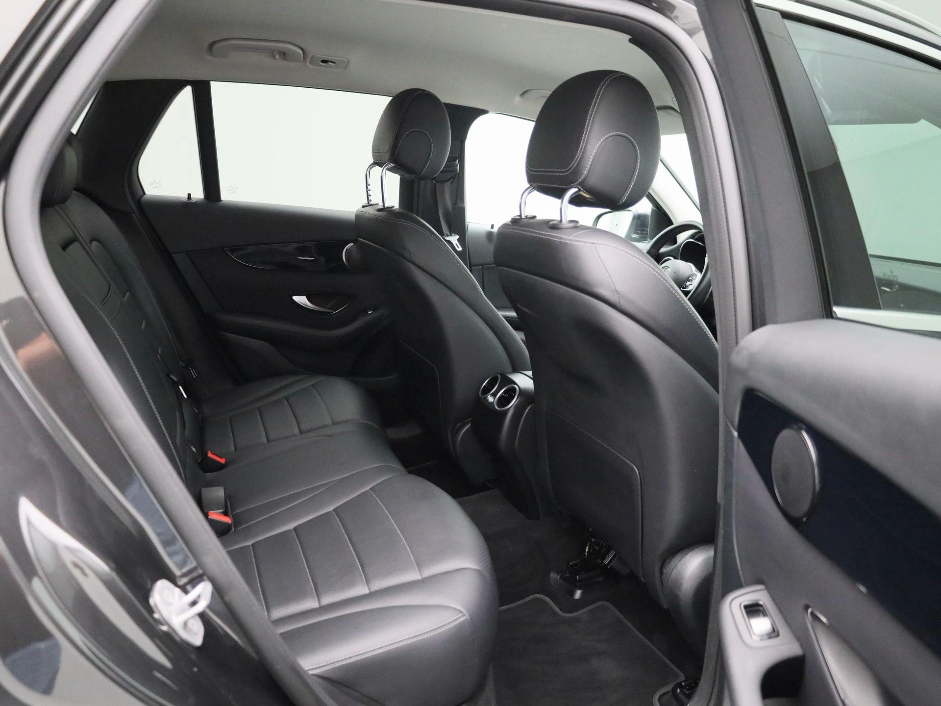 Mercedes-Benz-GLC-image-36