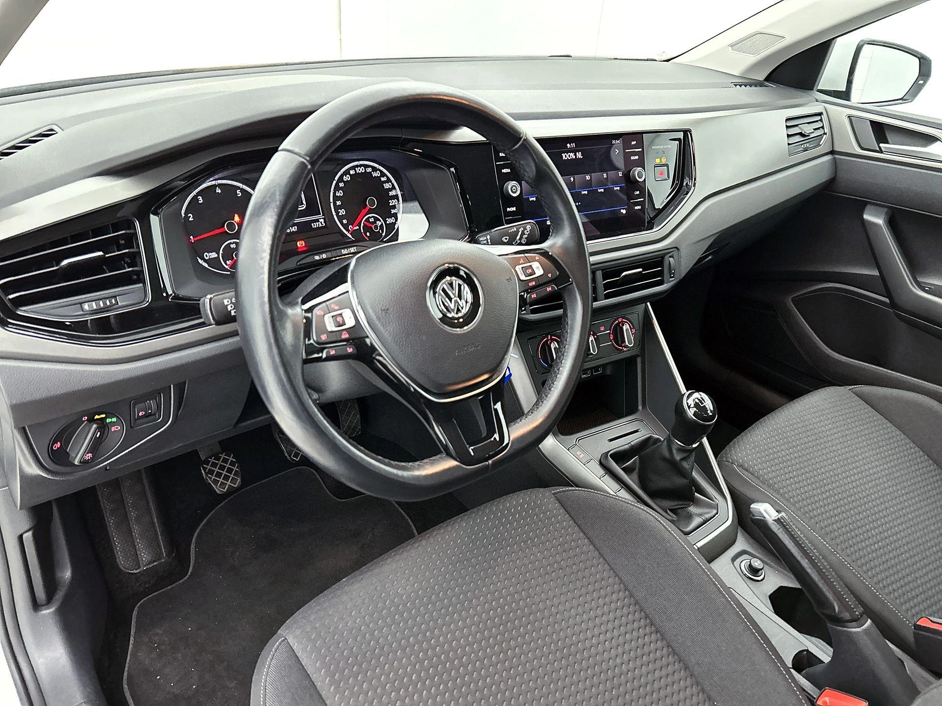 Volkswagen-Polo-image-12