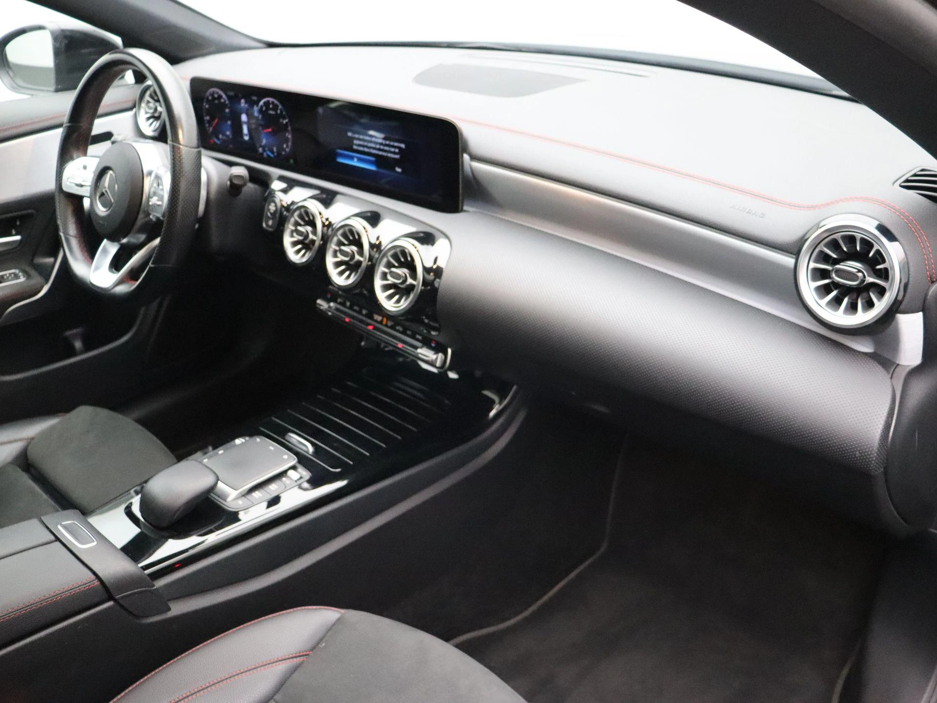 Mercedes-Benz CLA 200 AMG Line + PANORAMISCH DAK + CAMERA + LED +
