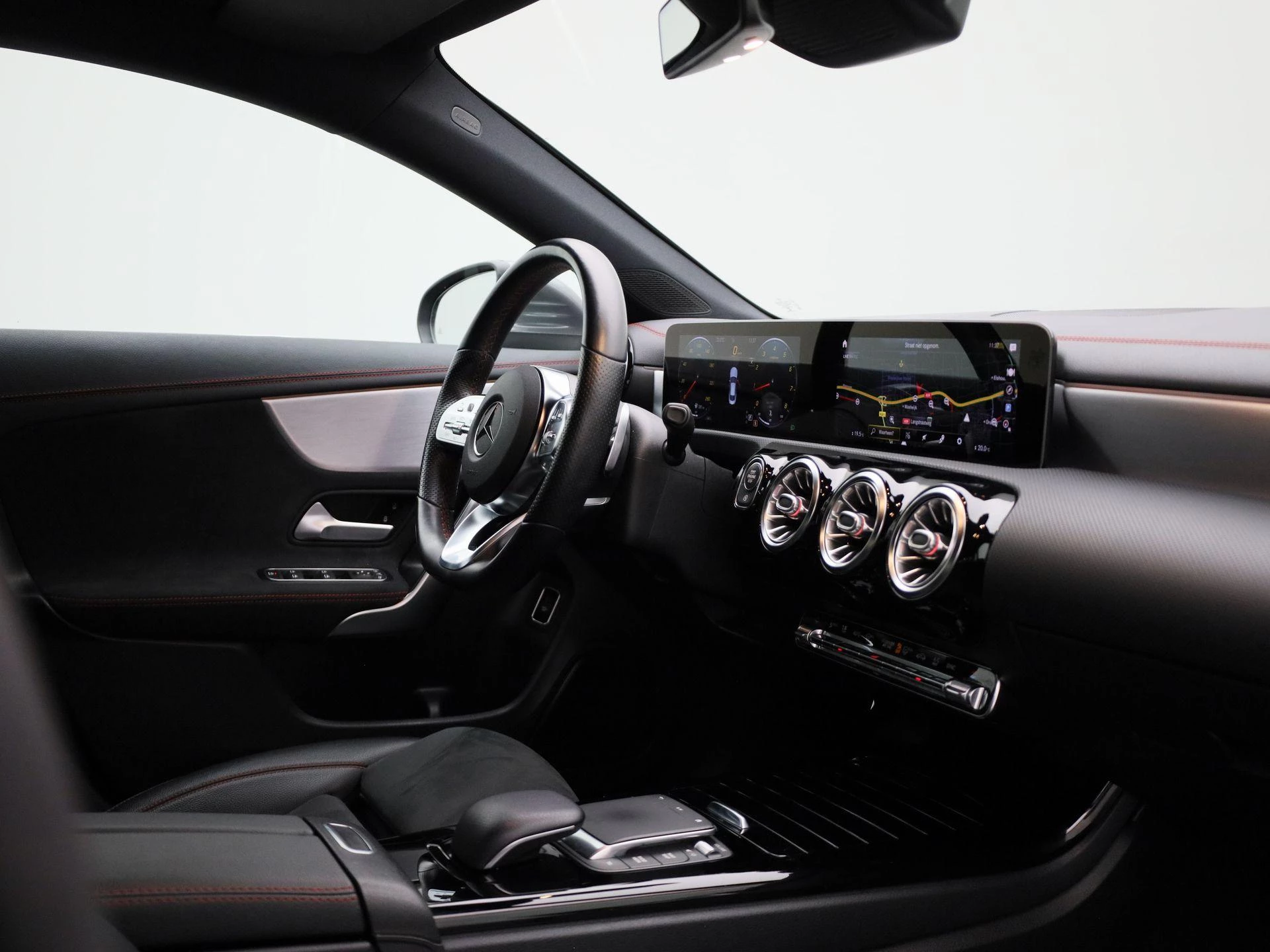 Mercedes-Benz-CLA-image-32