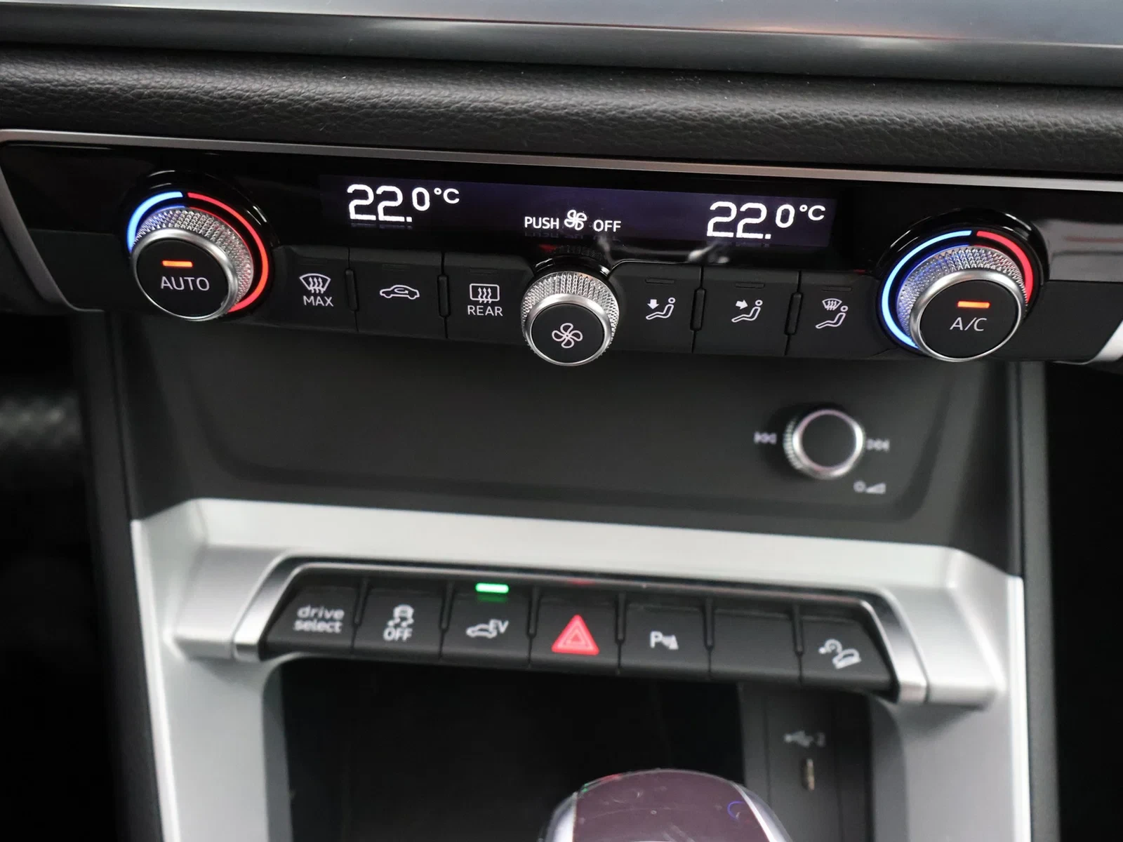 Audi Q3 PHEV Audi Q3 PHEV Attraction 45TFSIe 245PK *AUTOMAAT*SHADOW LOOK*CAMERA*PDC*CRUISE*NAVI*APP-CONNECT*...*