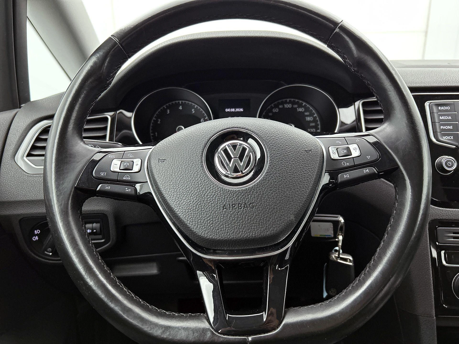 Volkswagen-Golf Sportsvan-image-31