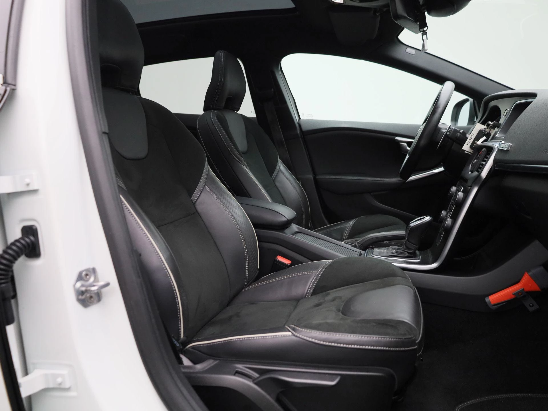 Volvo-V40-image-32
