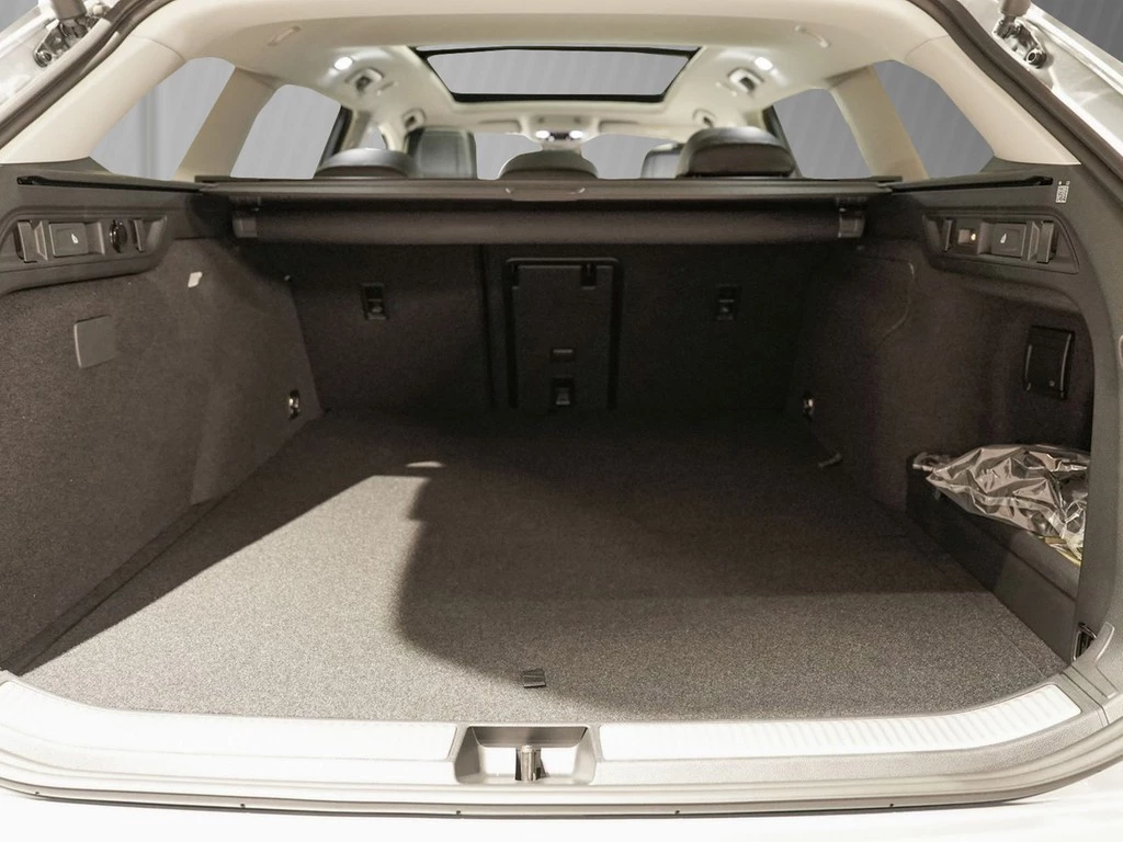 Volkswagen Passat 1,5 l eHybrid DSG Elegance AHK WR PANO