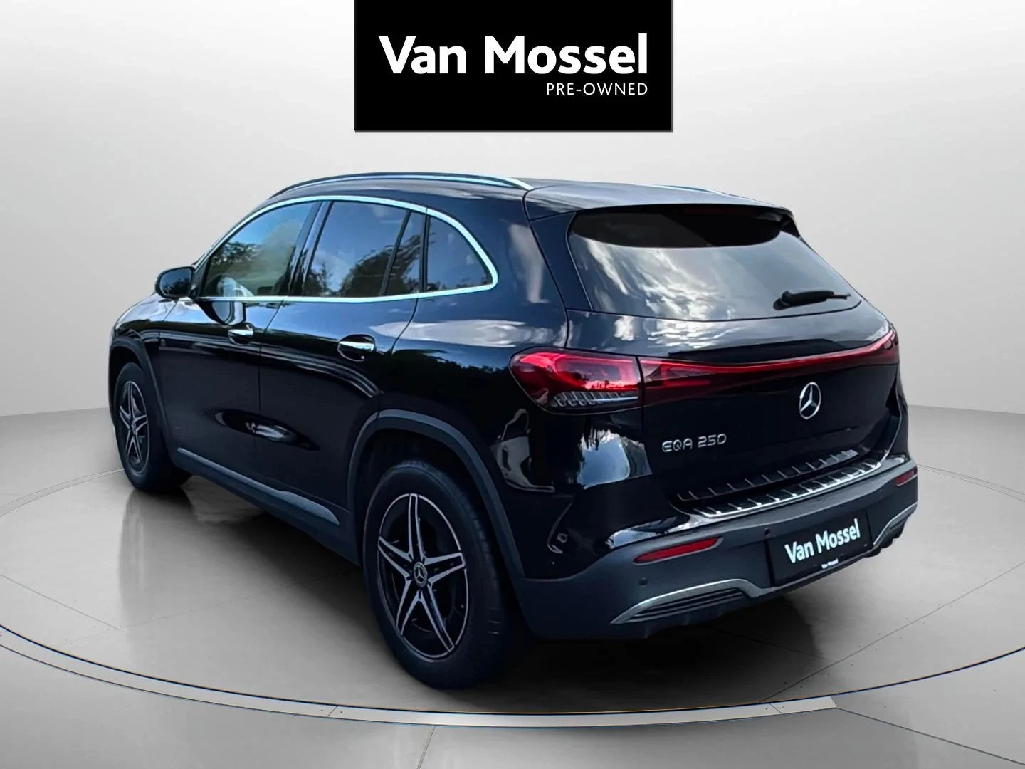 Mercedes-Benz-EQA-image-2