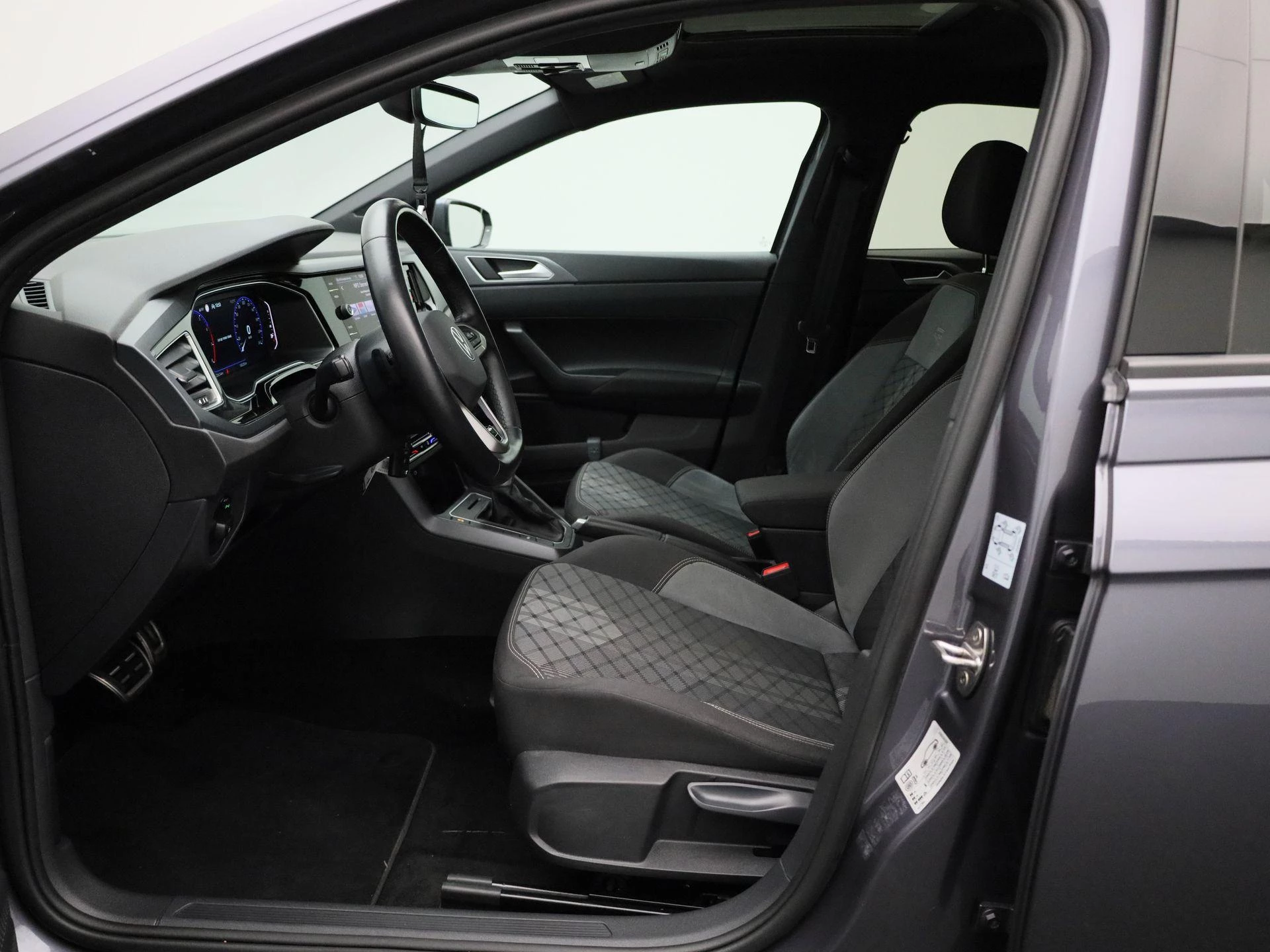 Volkswagen-Polo-image-8